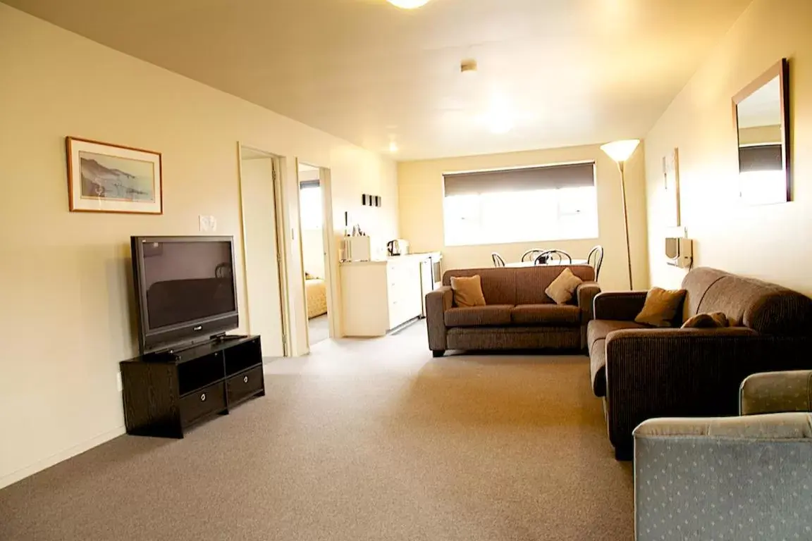 Day, Seating Area in Fitzherbert Court Motel