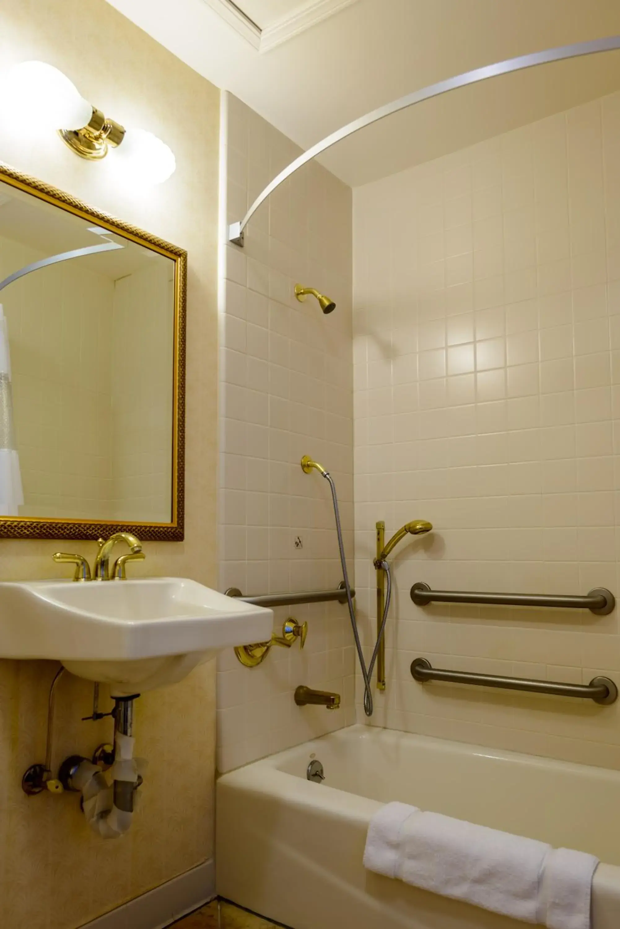 Shower, Bathroom in SW Hotel