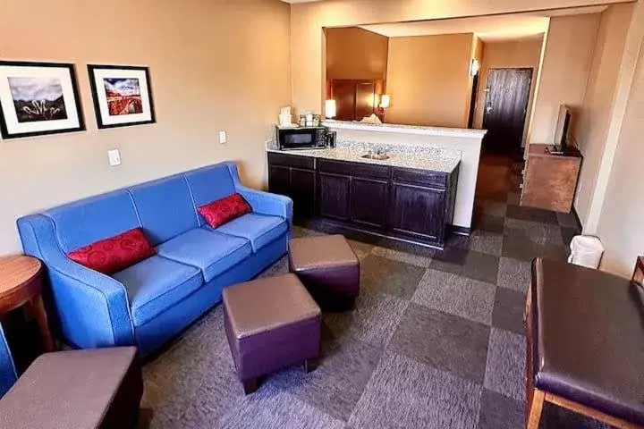 Living room in Baymont by Wyndham Phoenix North