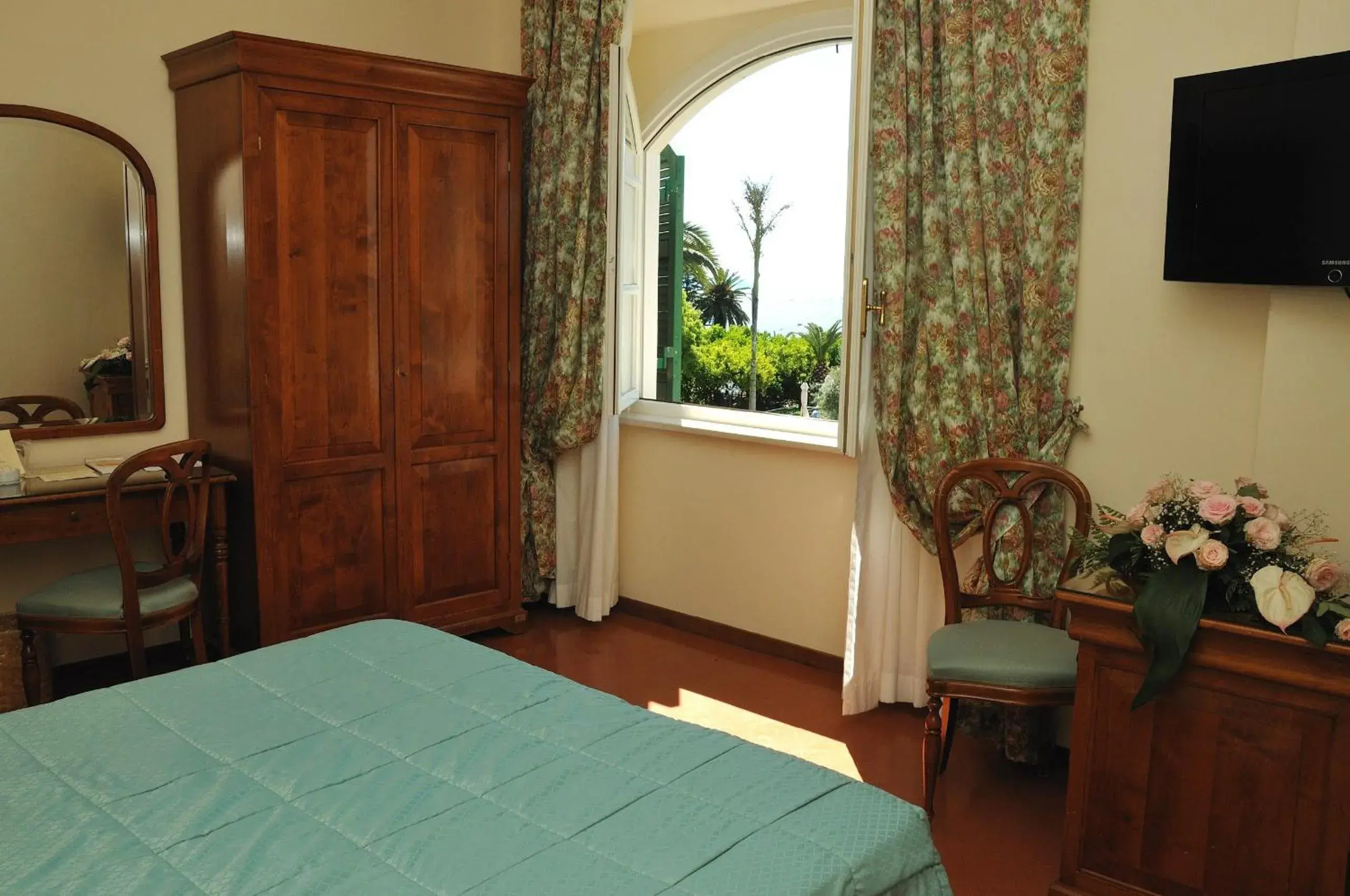 Bed, TV/Entertainment Center in Villa Irlanda Grand Hotel