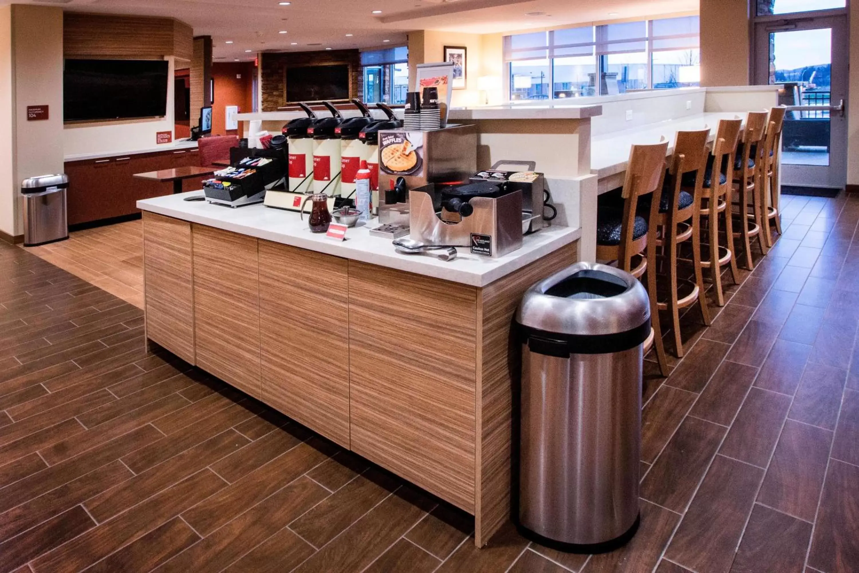 Restaurant/places to eat, Kitchen/Kitchenette in TownePlace Suites by Marriott Pittsburgh Cranberry Township