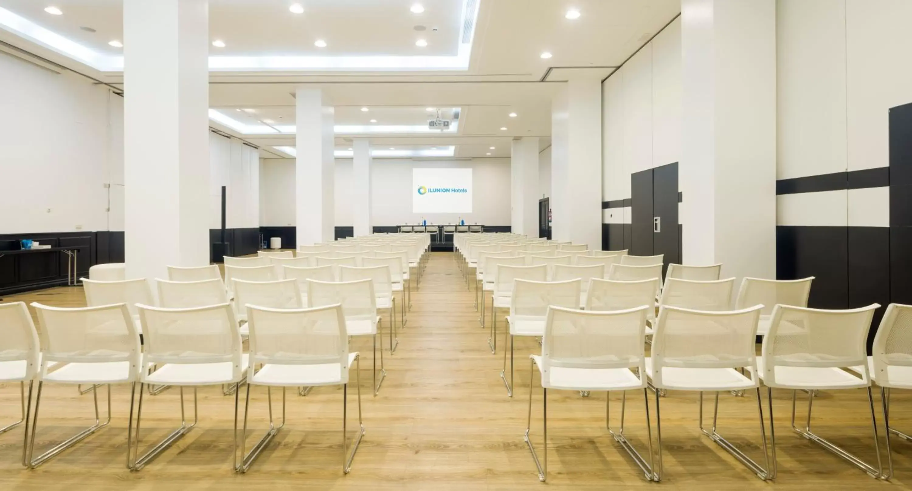 Meeting/conference room in Ilunion Suites Madrid