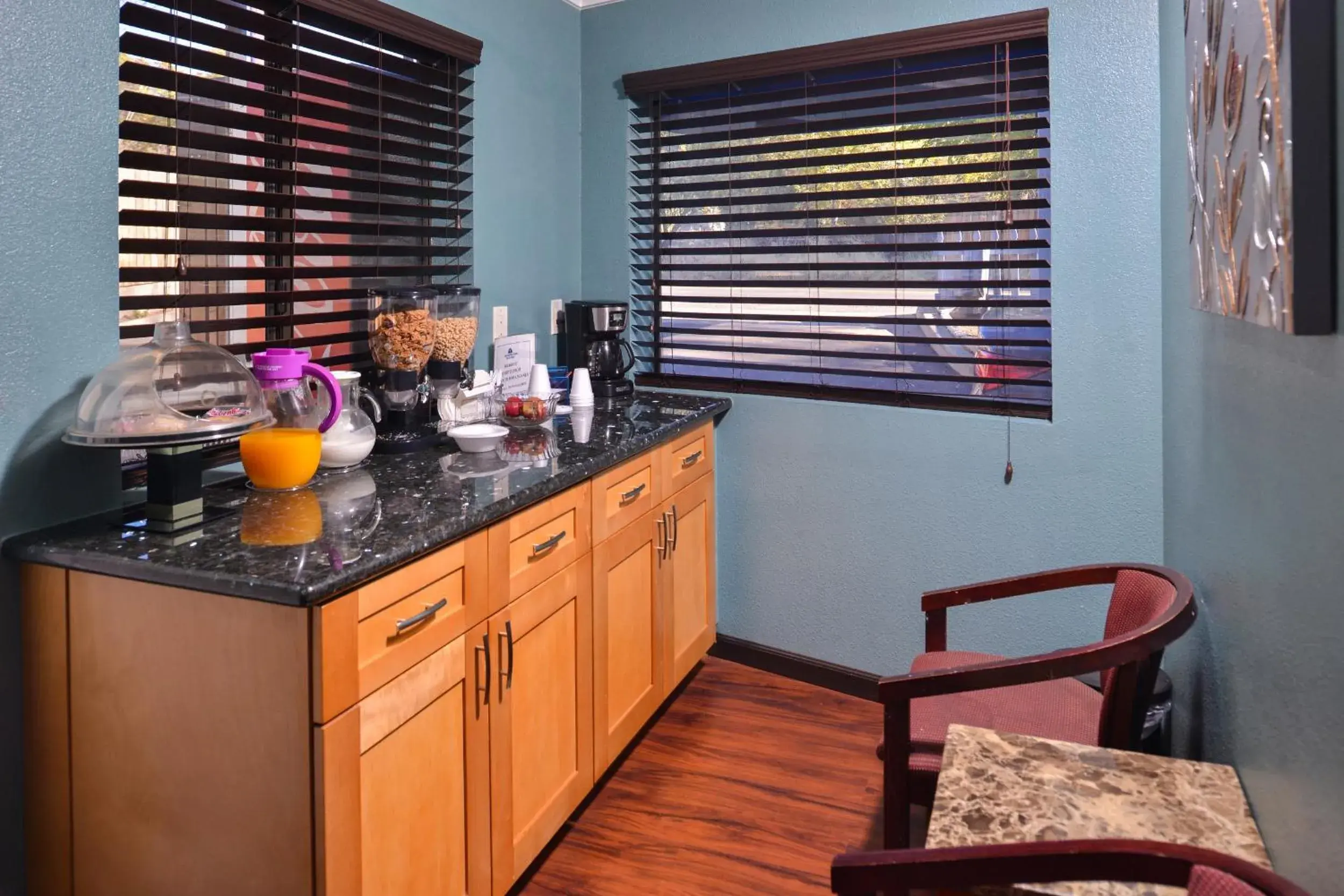 Continental breakfast, Kitchen/Kitchenette in Americas Best Value Inn & Suites Clearlake Wine Country