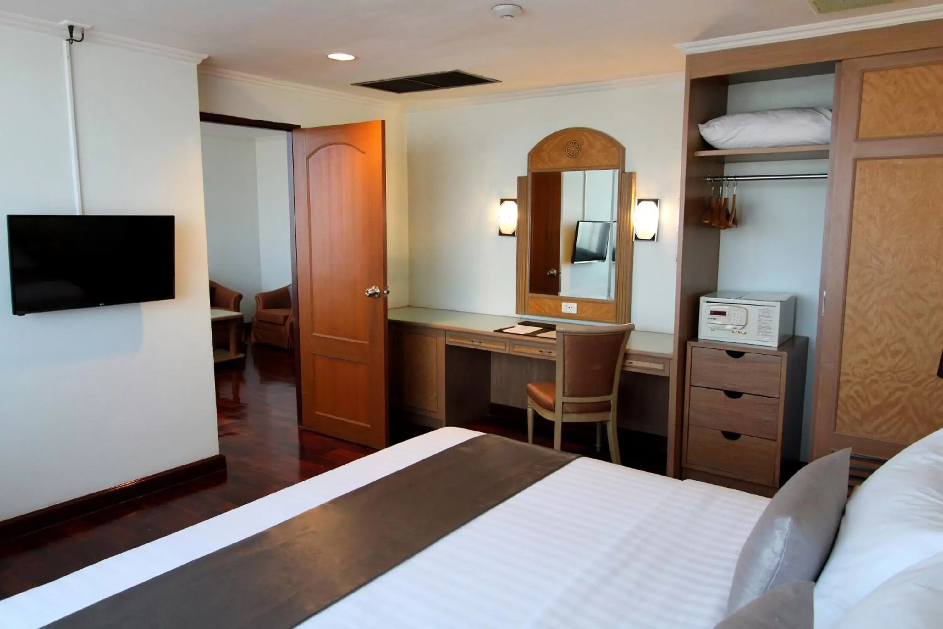 Bedroom, TV/Entertainment Center in Grand Tower Inn Rama 6 - SHA Extra Plus