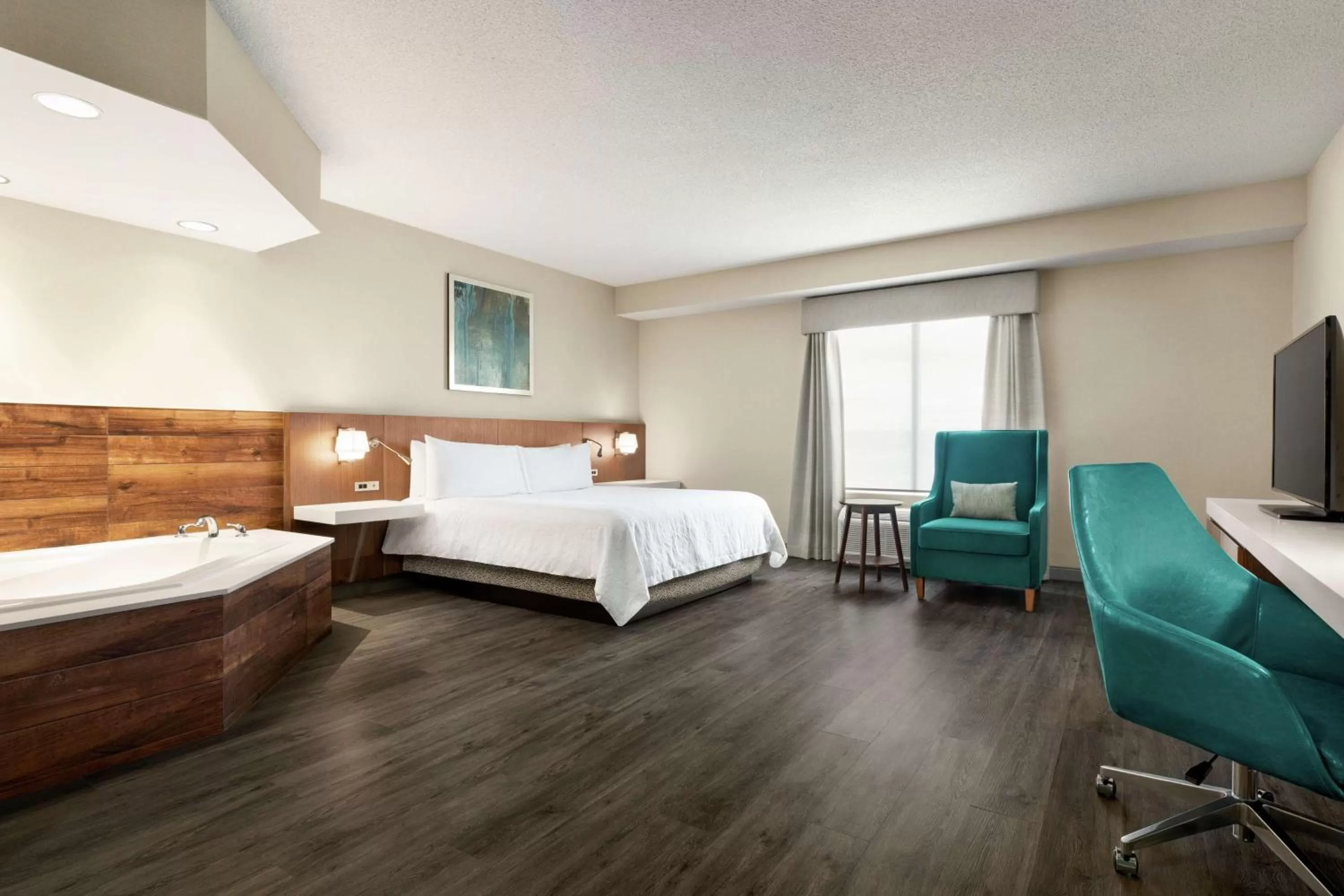 King Room with Hot Tub in Hilton Garden Inn Kitchener/Cambridge