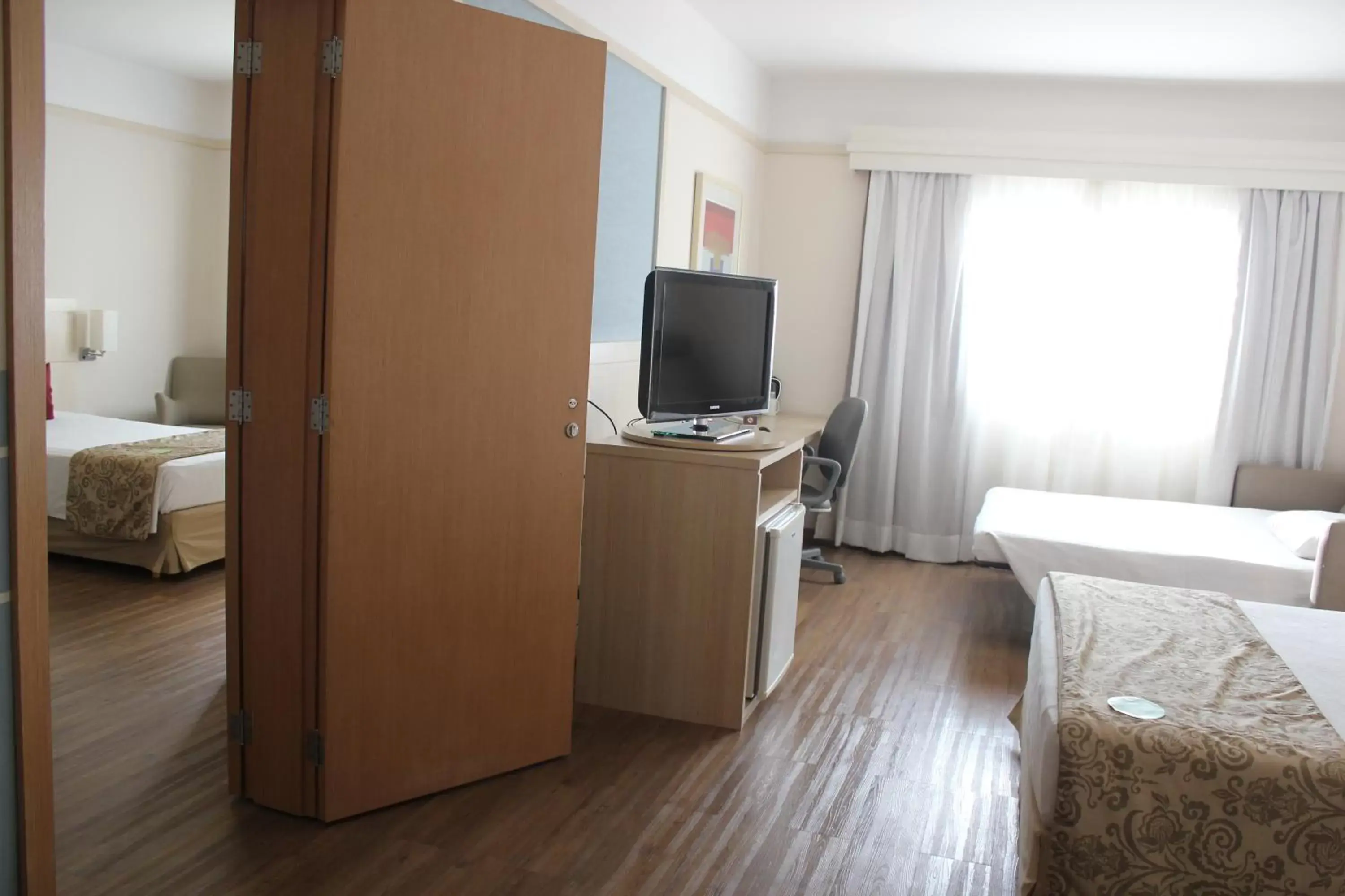Photo of the whole room, TV/Entertainment Center in Comfort Suites Londrina
