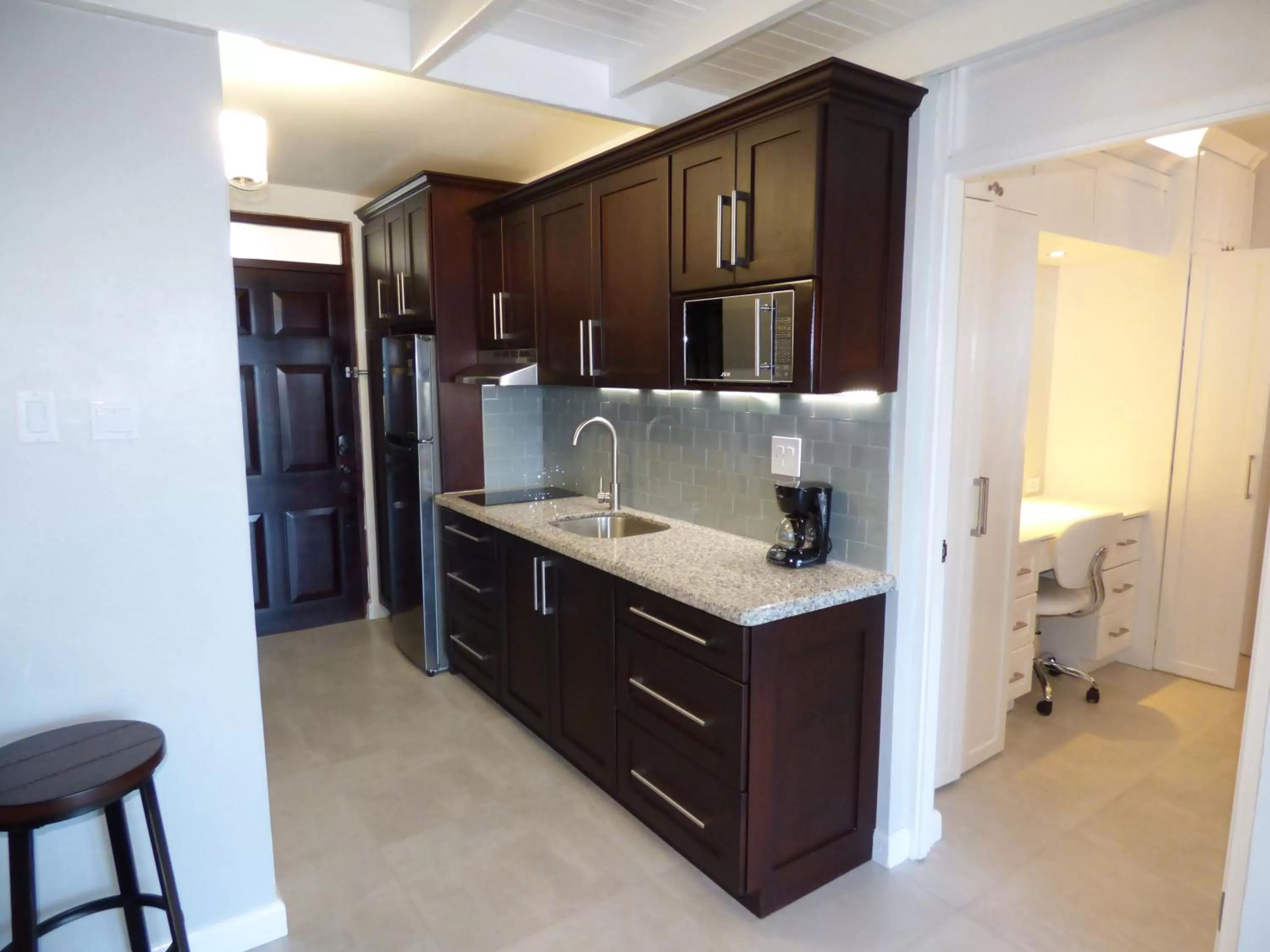 Coffee/tea facilities, Kitchen/Kitchenette in Beach Two Bedroom Loft Suite E29