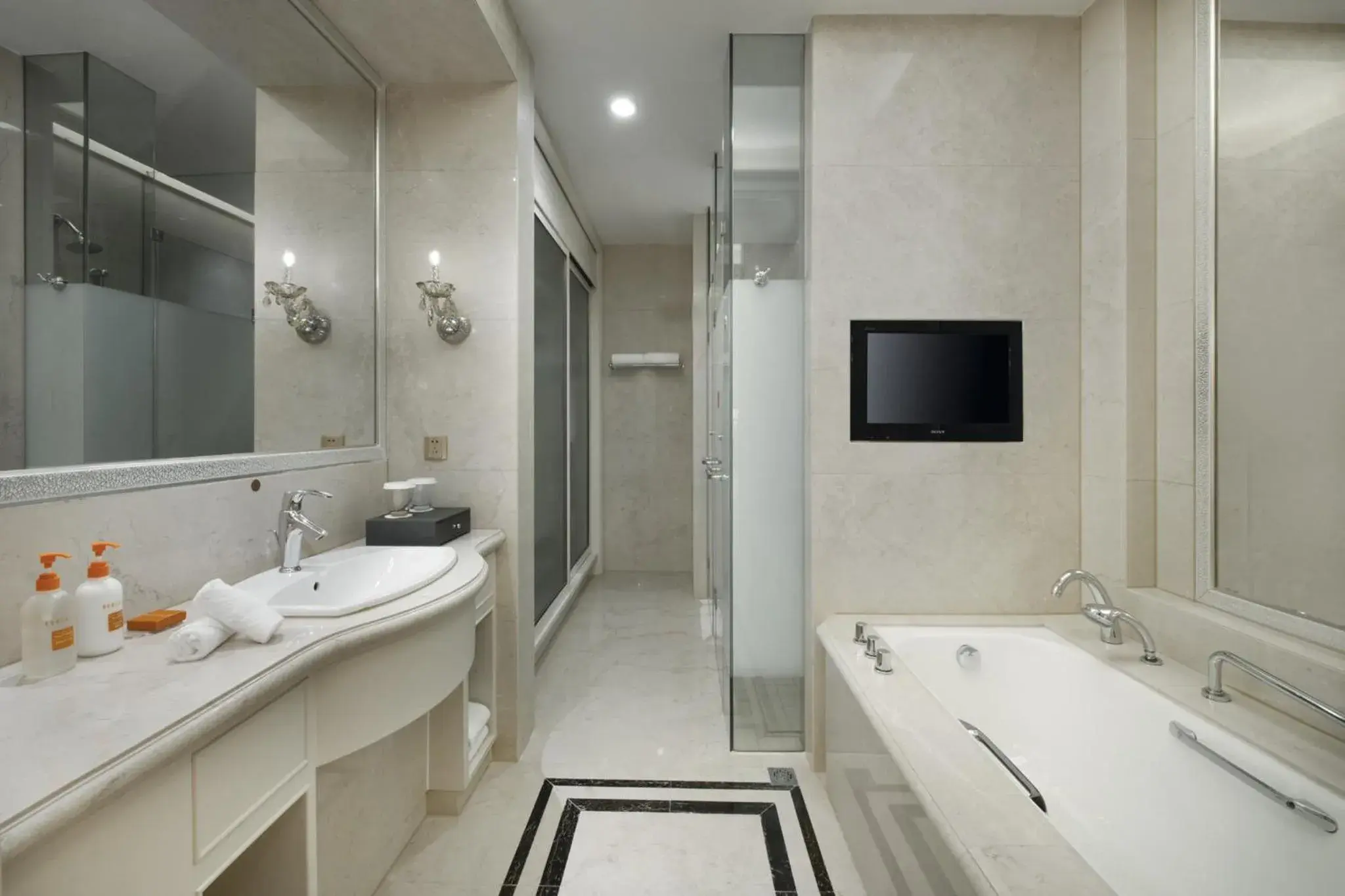 Bedroom, Bathroom in Crowne Plaza Nanchang Riverside, an IHG Hotel
