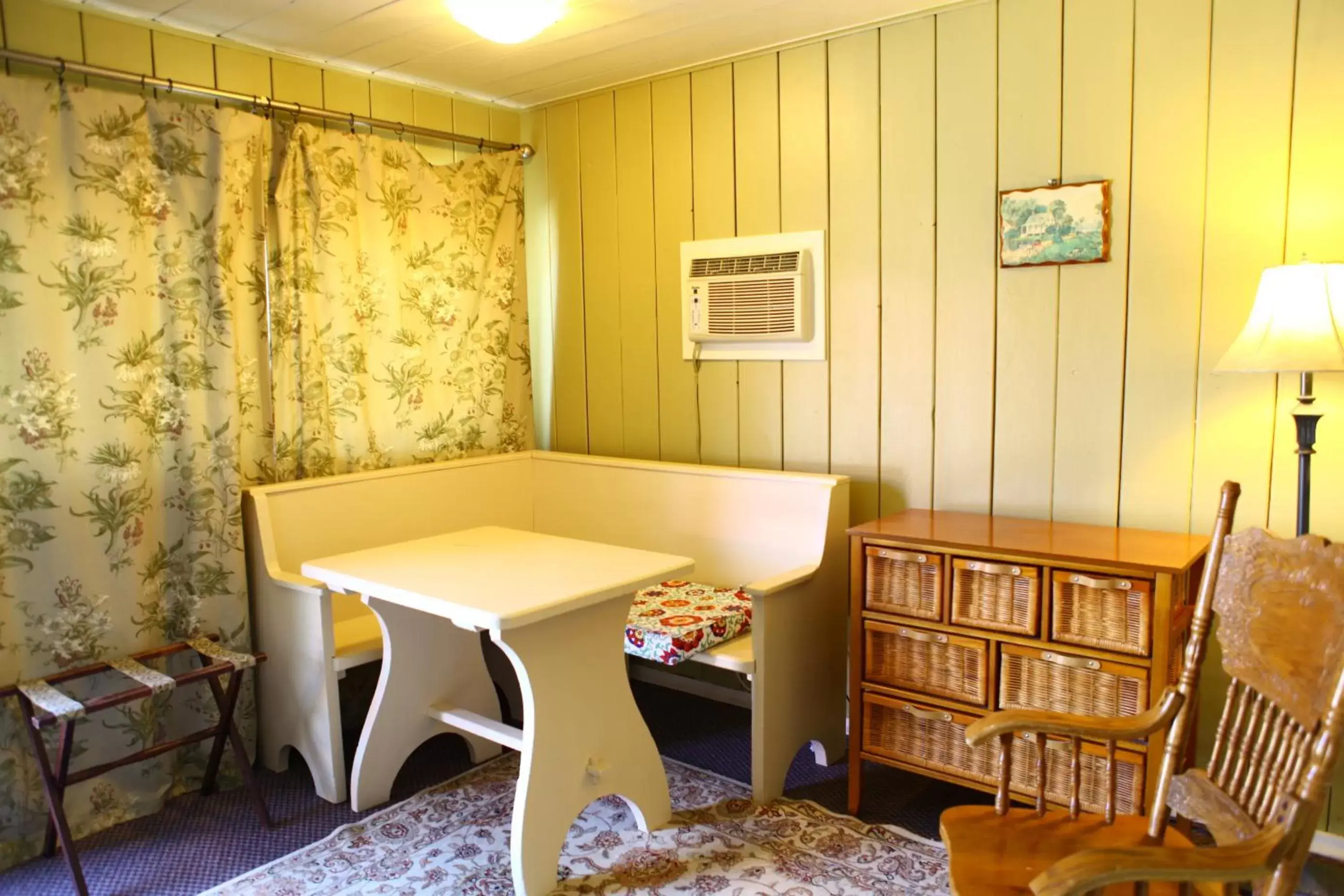 Dining Area in Swiss Chalets Motel