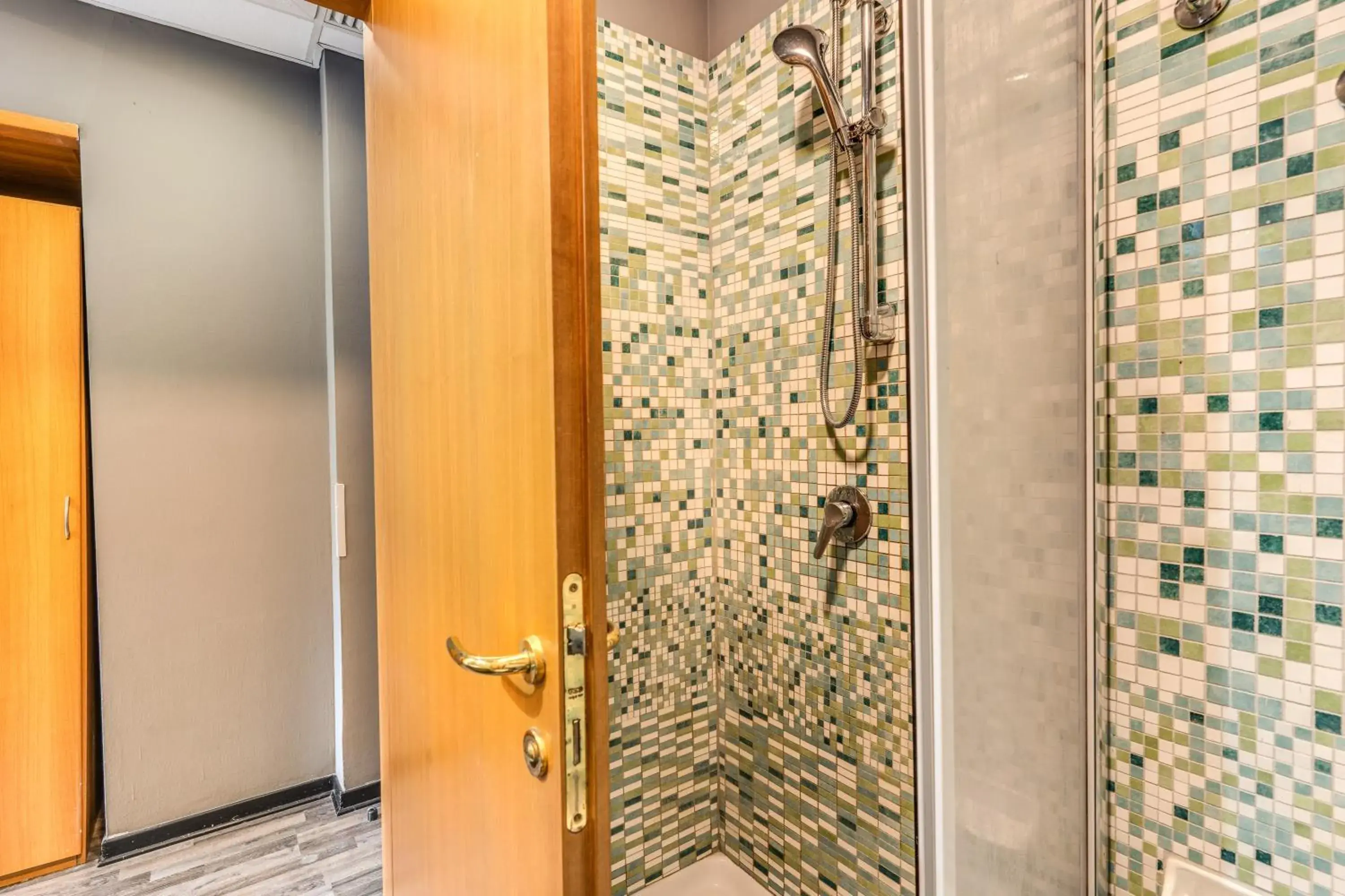 Shower, Bathroom in Scheppers Hotel