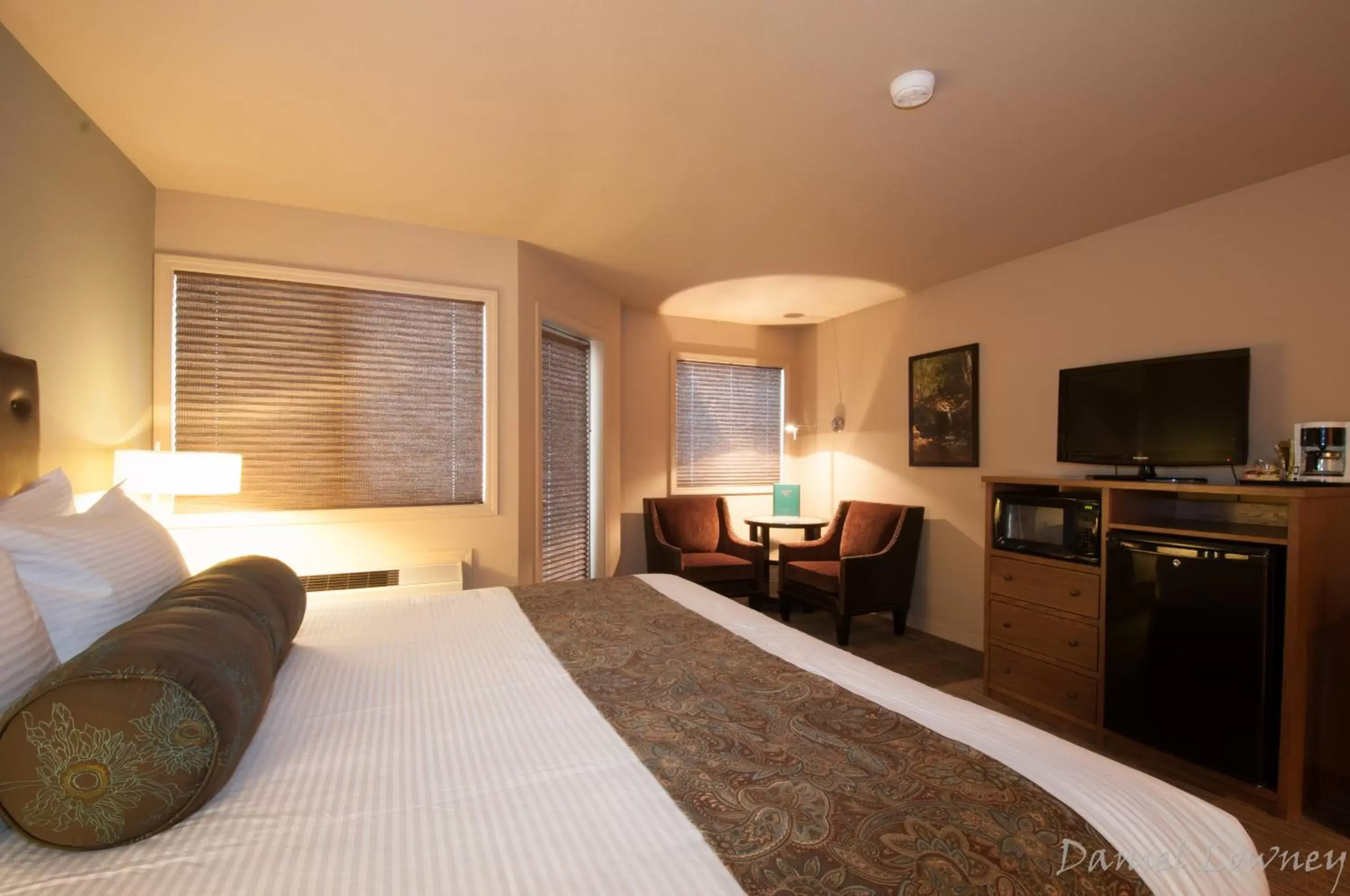 Bedroom, TV/Entertainment Center in Meadow Lake Resort & Condos