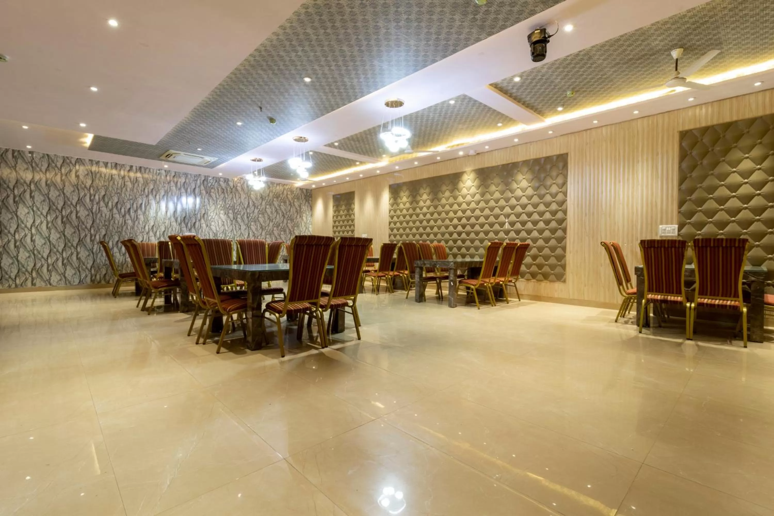 Restaurant/places to eat in Hotel Tripple Tree - Karol Bagh