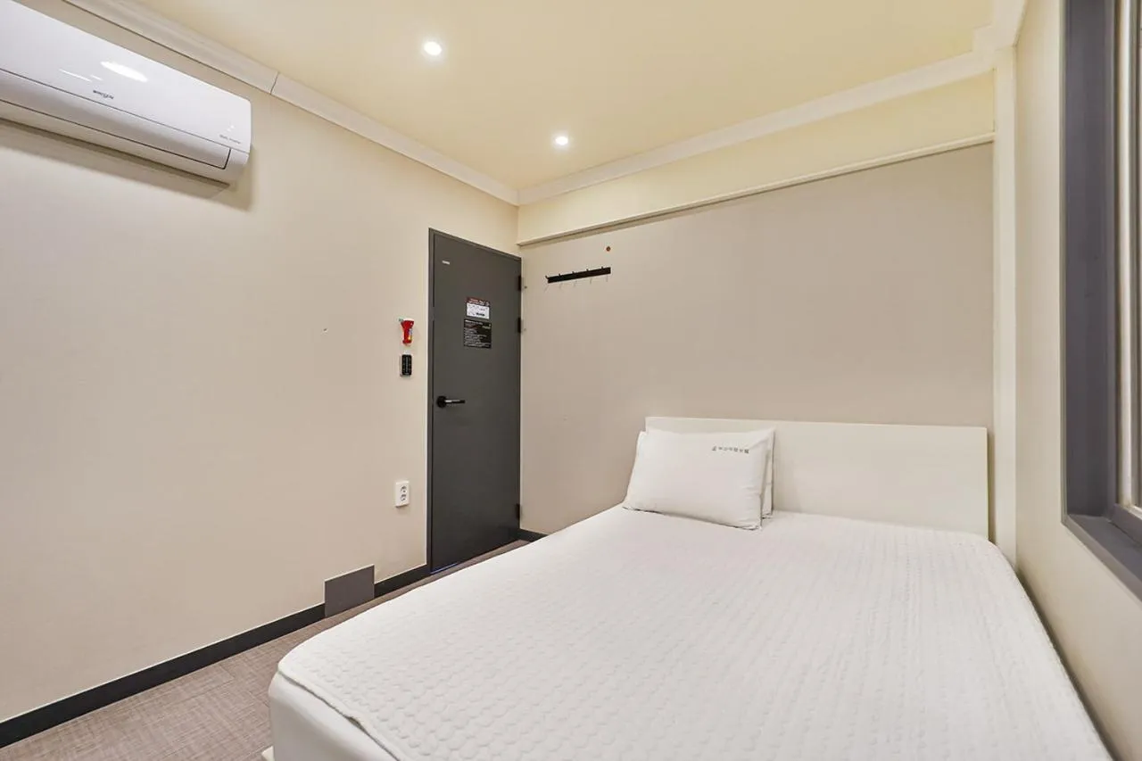 Bedroom, Bed in Top Motel Busan