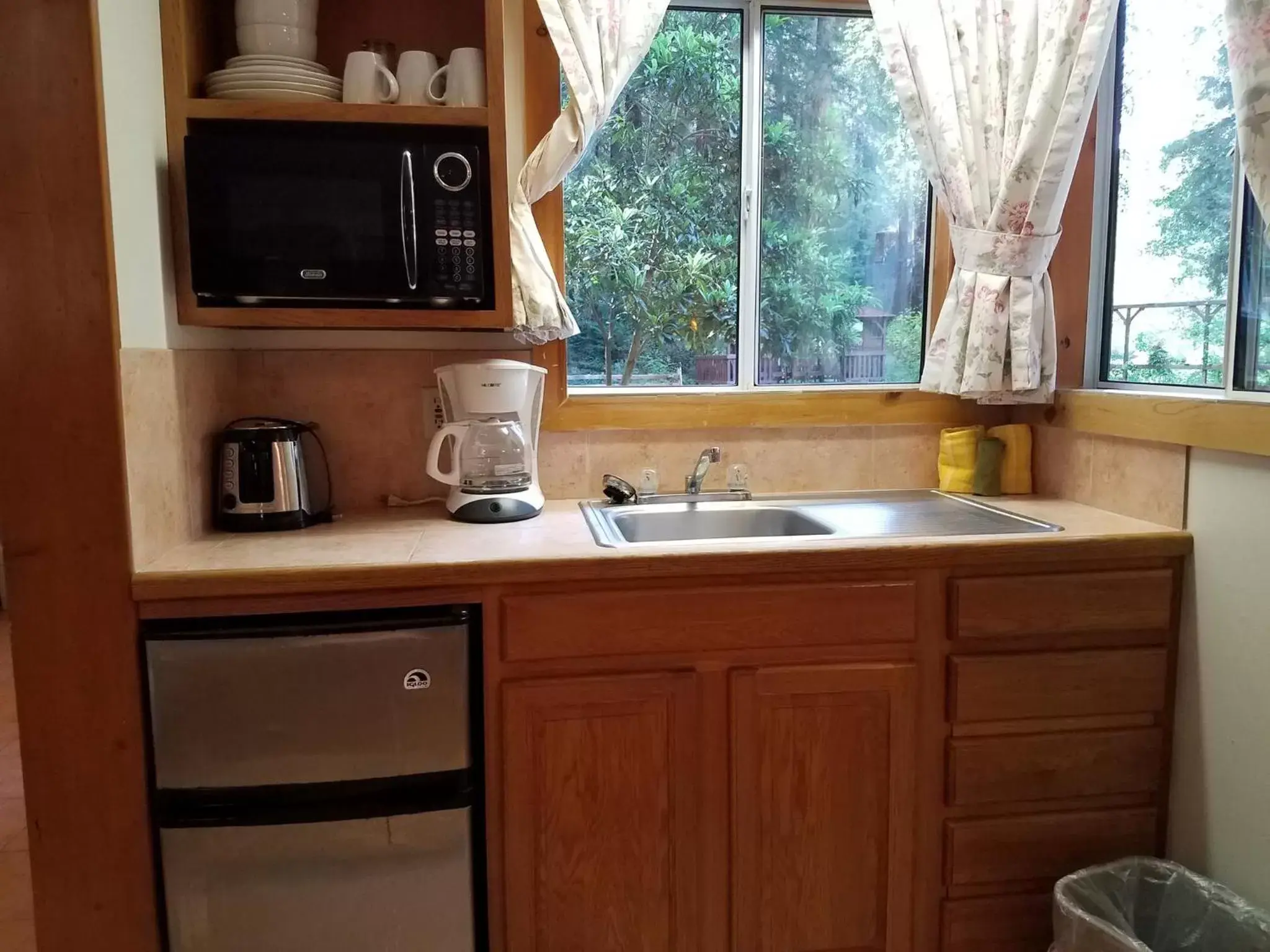 Kitchen or kitchenette, Bathroom in Fern River Resort