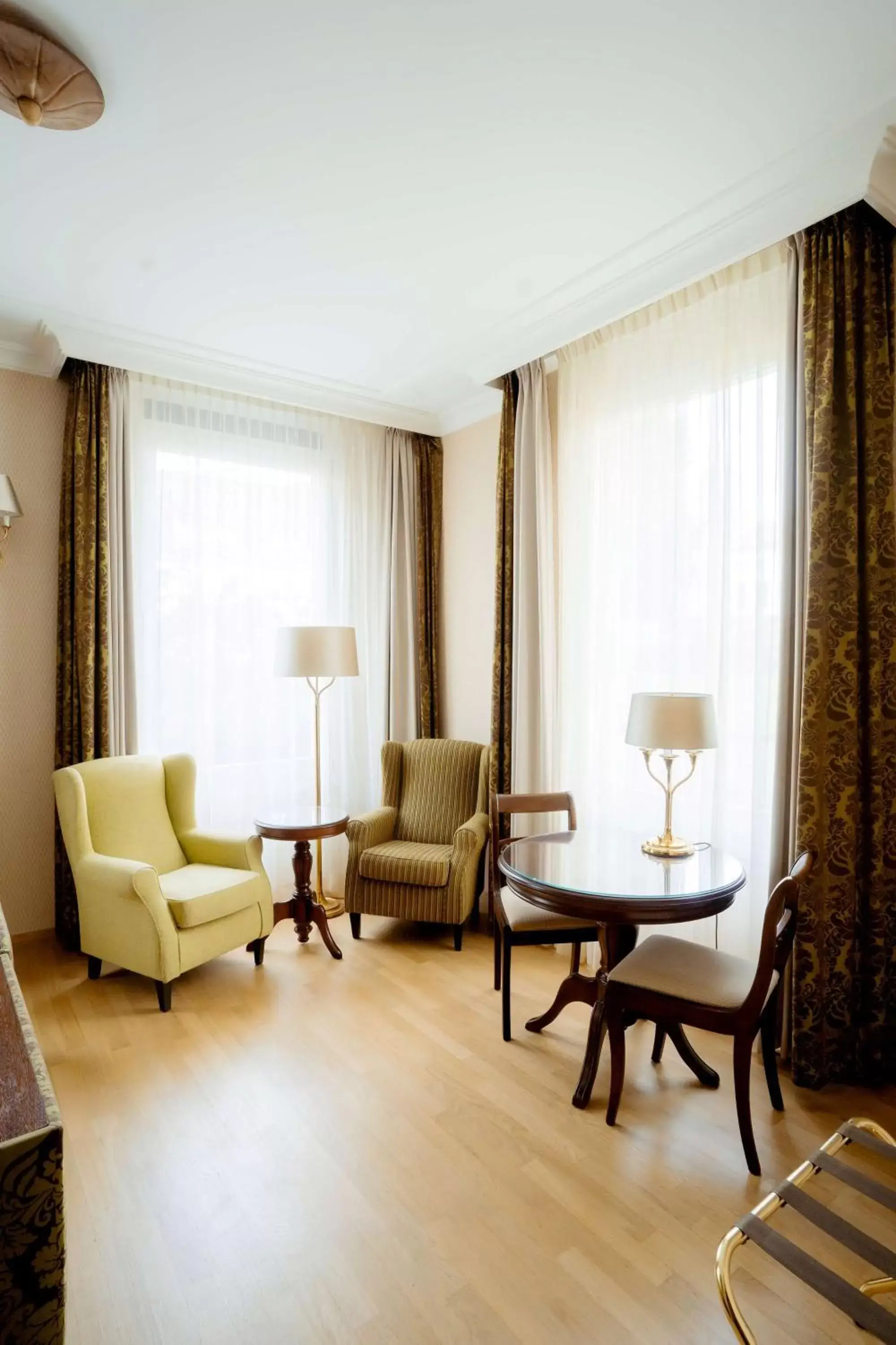 Bedroom, Seating Area in Grand Hotel Karel V