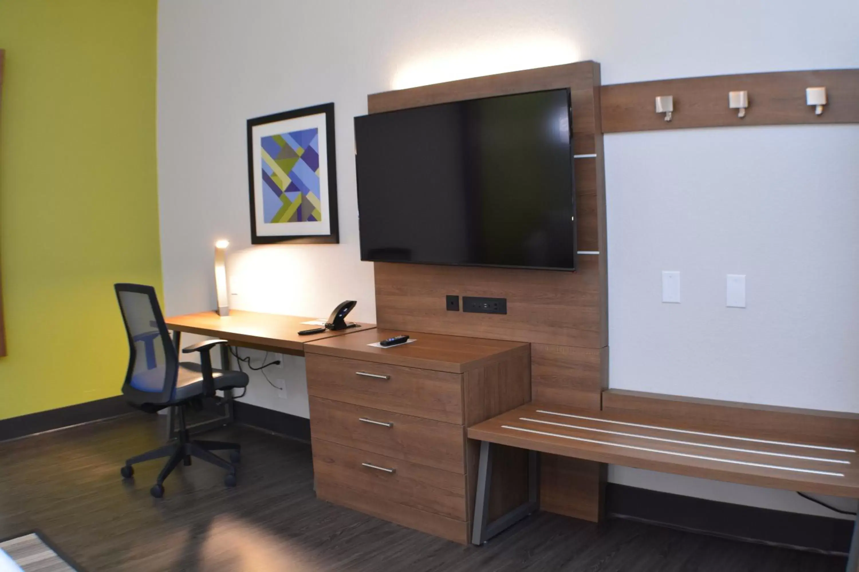 Photo of the whole room, TV/Entertainment Center in Holiday Inn Express Seguin, an IHG Hotel