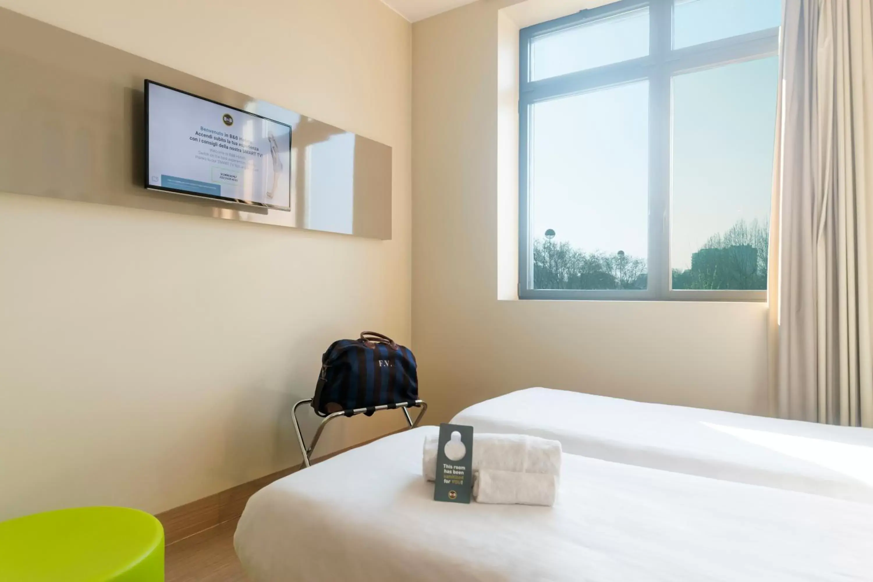 Bedroom, TV/Entertainment Center in B&B Hotel Milano San Siro