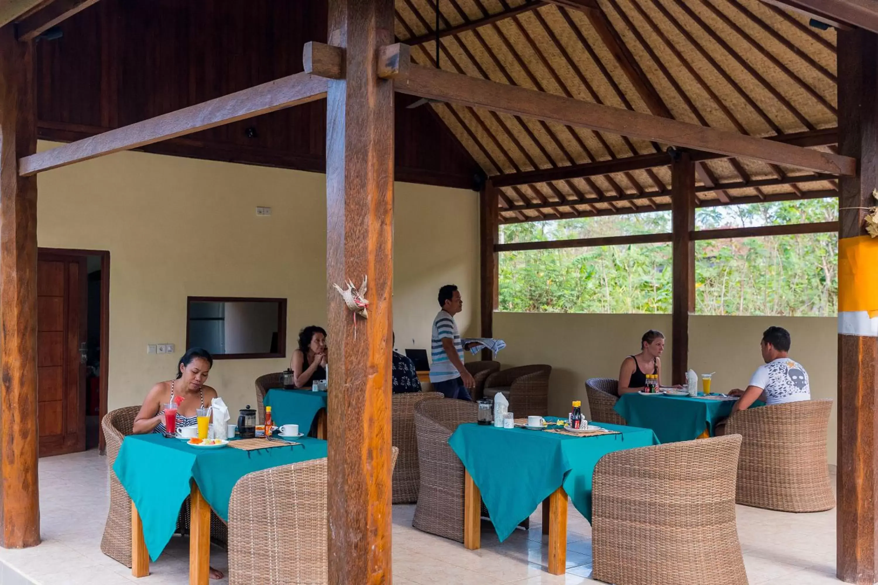 Restaurant/Places to Eat in Royal Retreat Villa's Lembongan