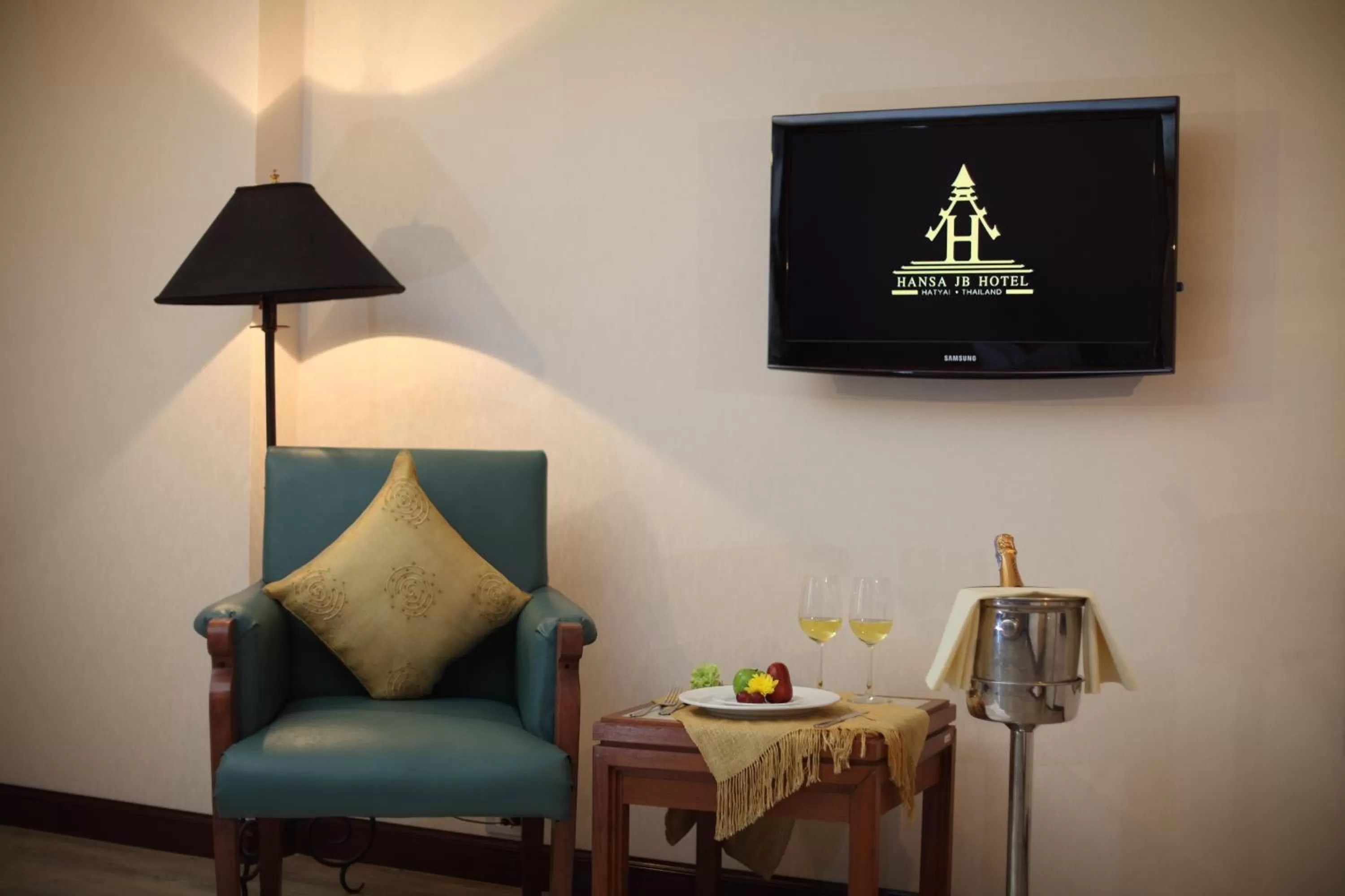 Photo of the whole room, Seating Area in Hansa JB Hotel, Hatyai