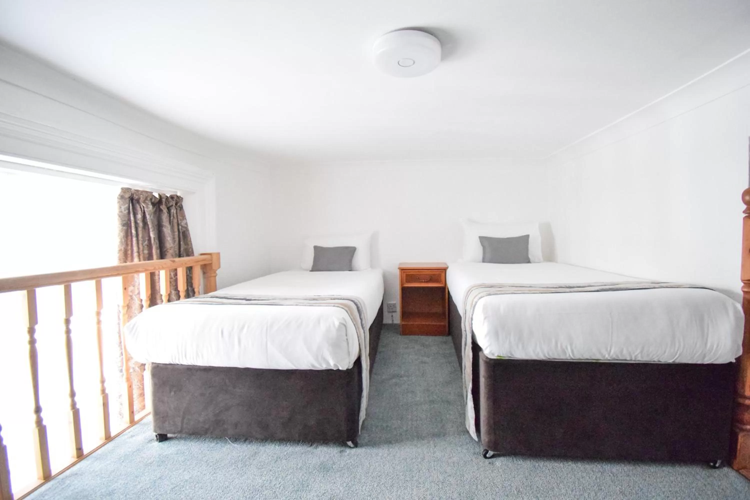 Bed in Pembridge Palace Hotel