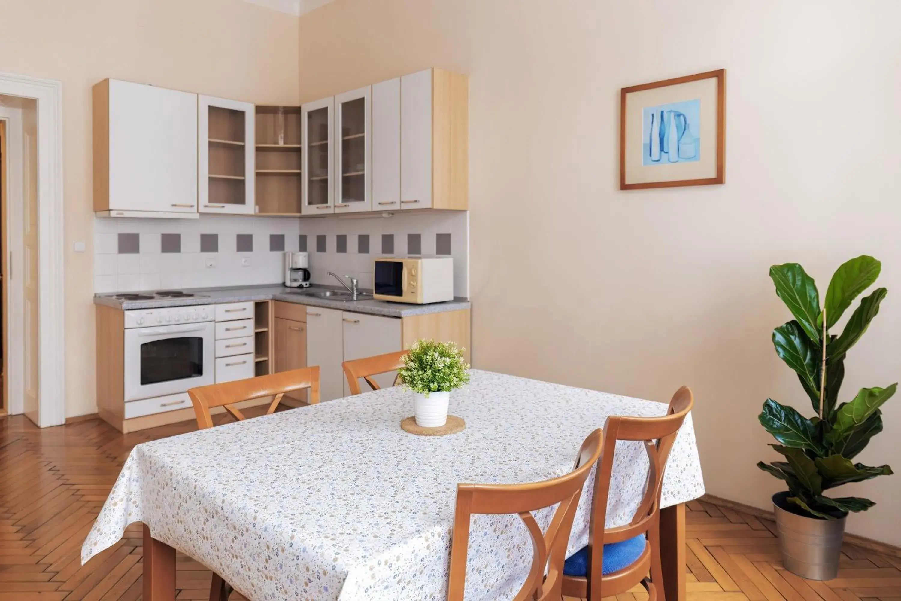 Dining area, Kitchen/Kitchenette in Aparthotel Sibelius