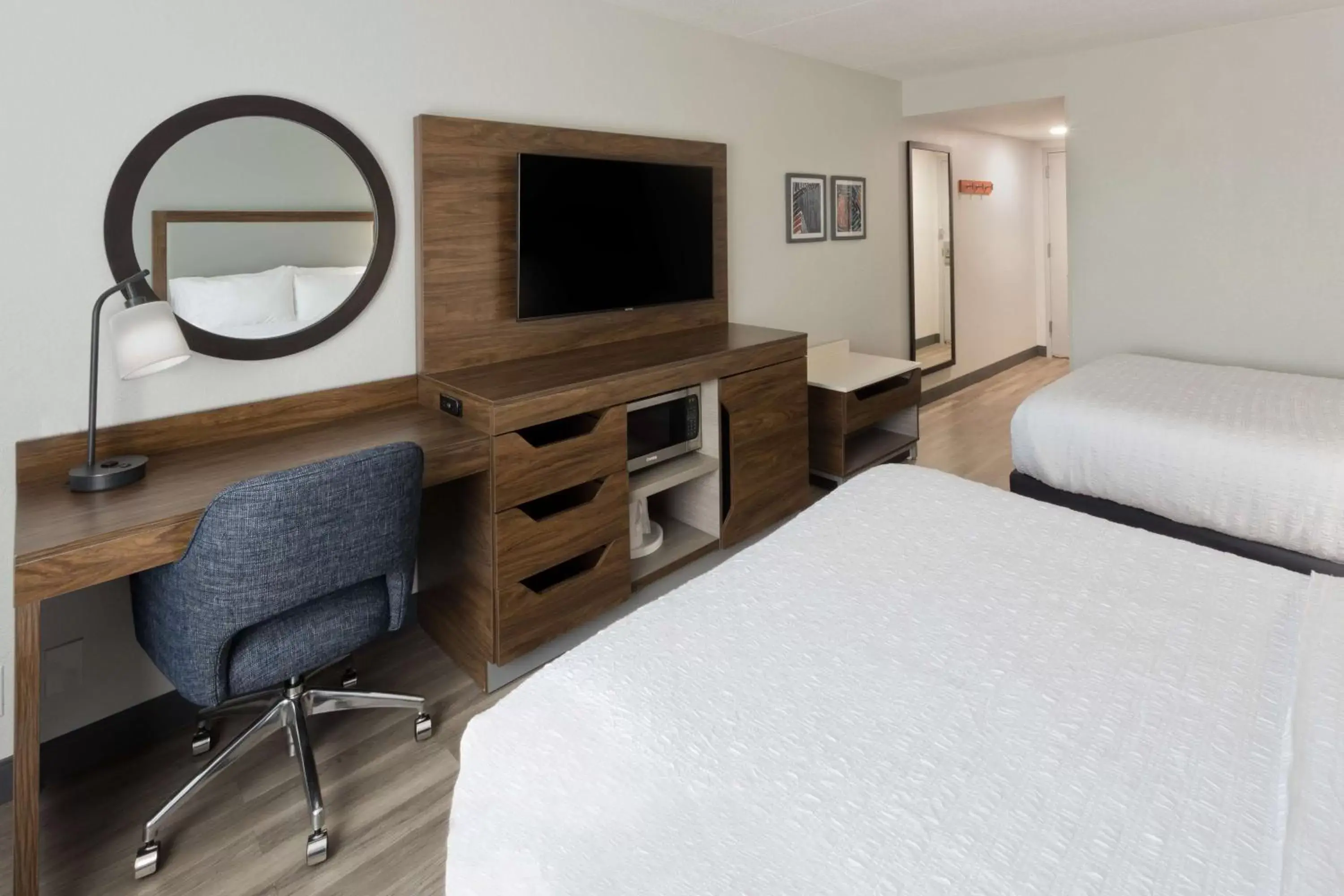 Bedroom, TV/Entertainment Center in Hampton Inn & Suites Lanett/West Point