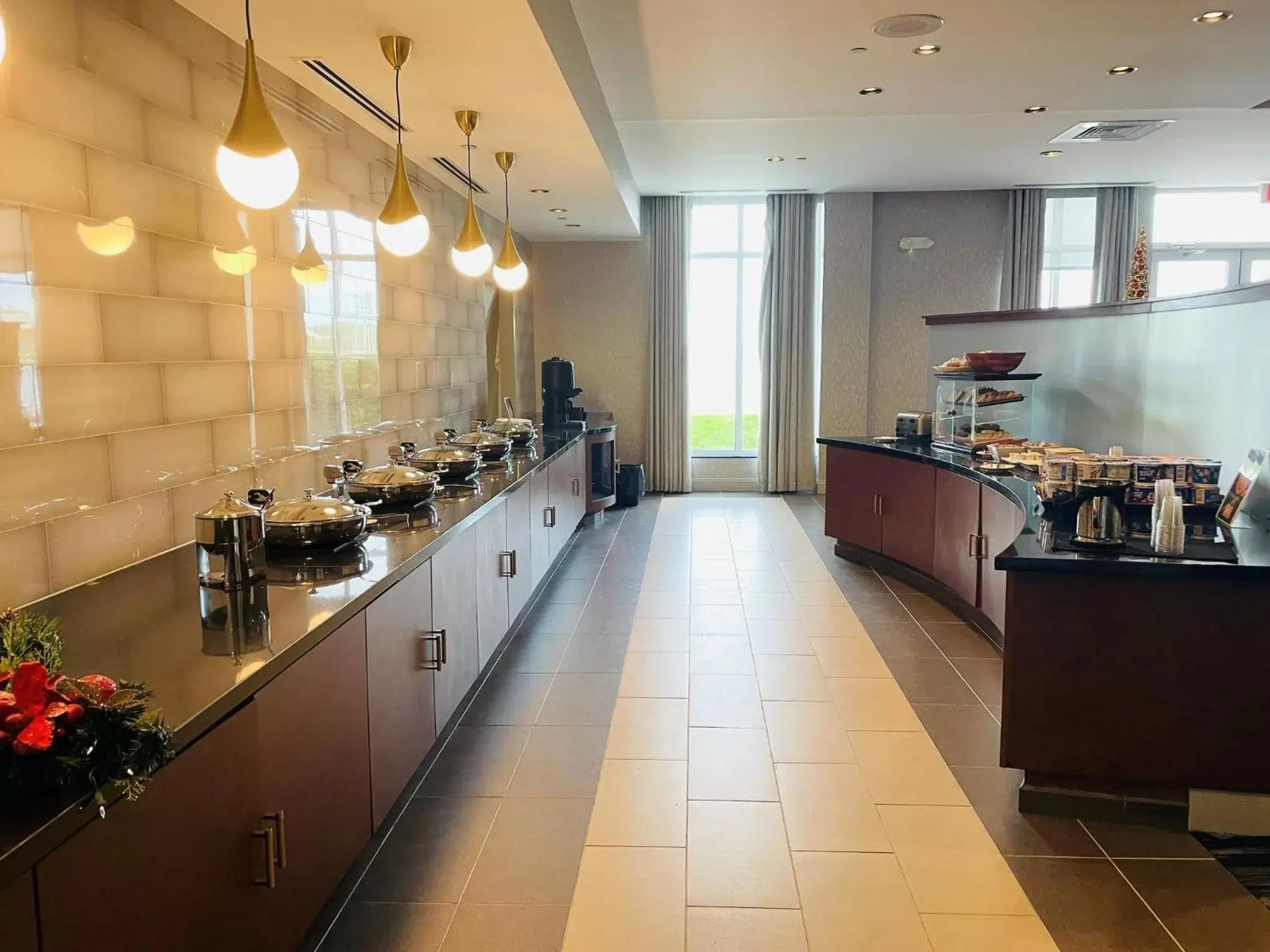 Restaurant/places to eat, Kitchen/Kitchenette in Crowne Plaza Fort Myers Gulf Coast, an IHG Hotel