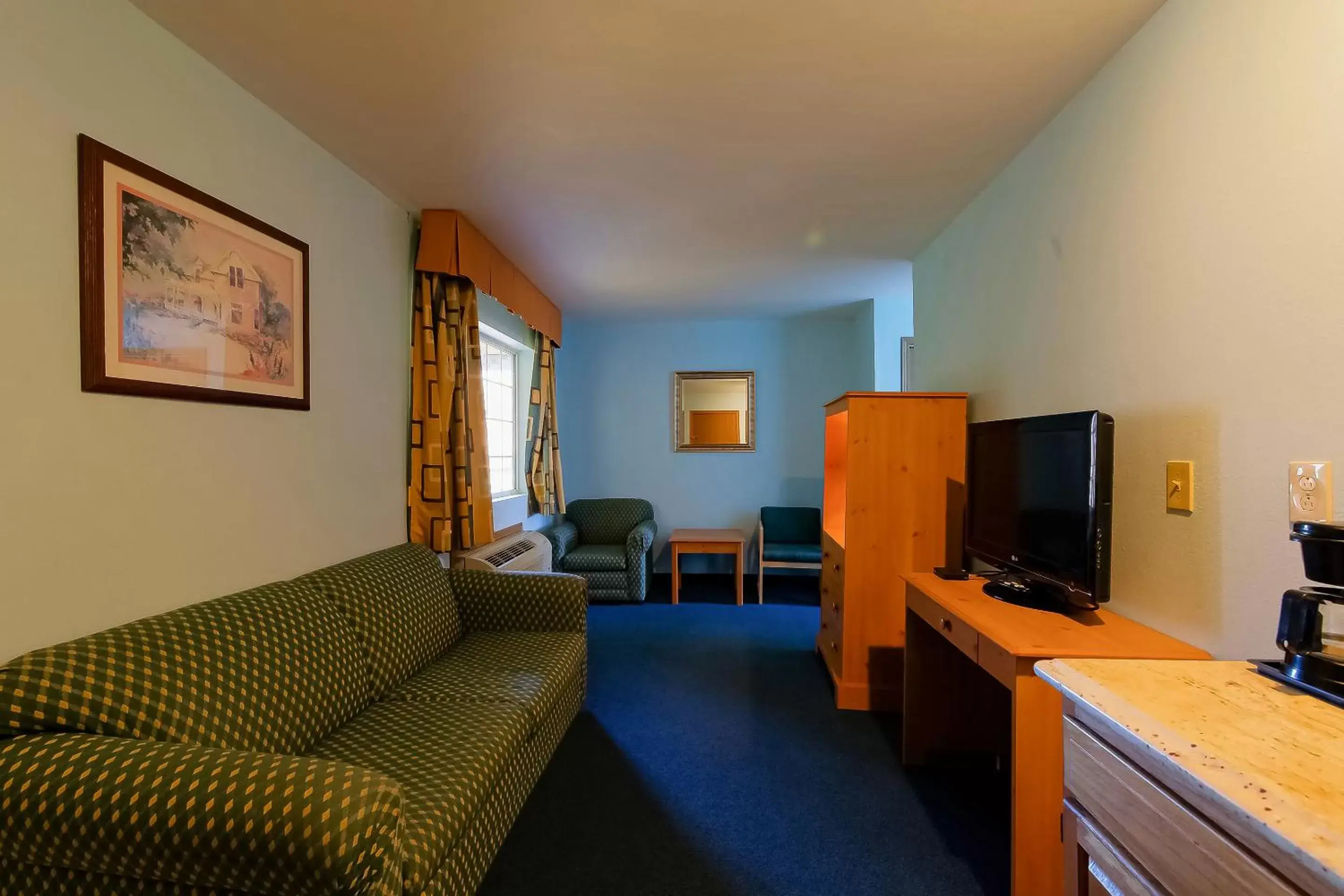 TV and multimedia, Seating Area in Hotel O Eureka Springs - Christ of Ozark Area