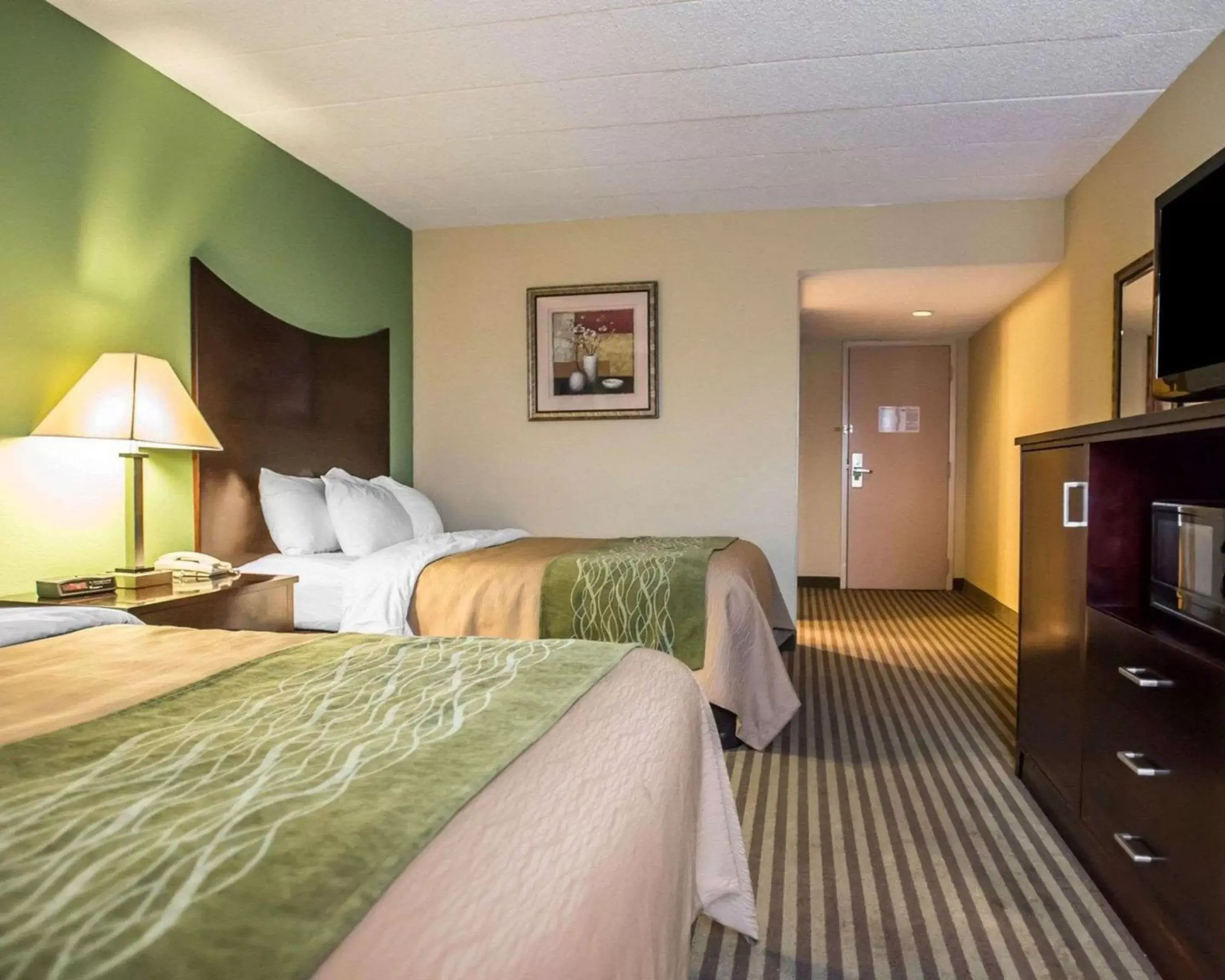 Photo of the whole room, Bed in Quality Inn Mill Hall - Lamar