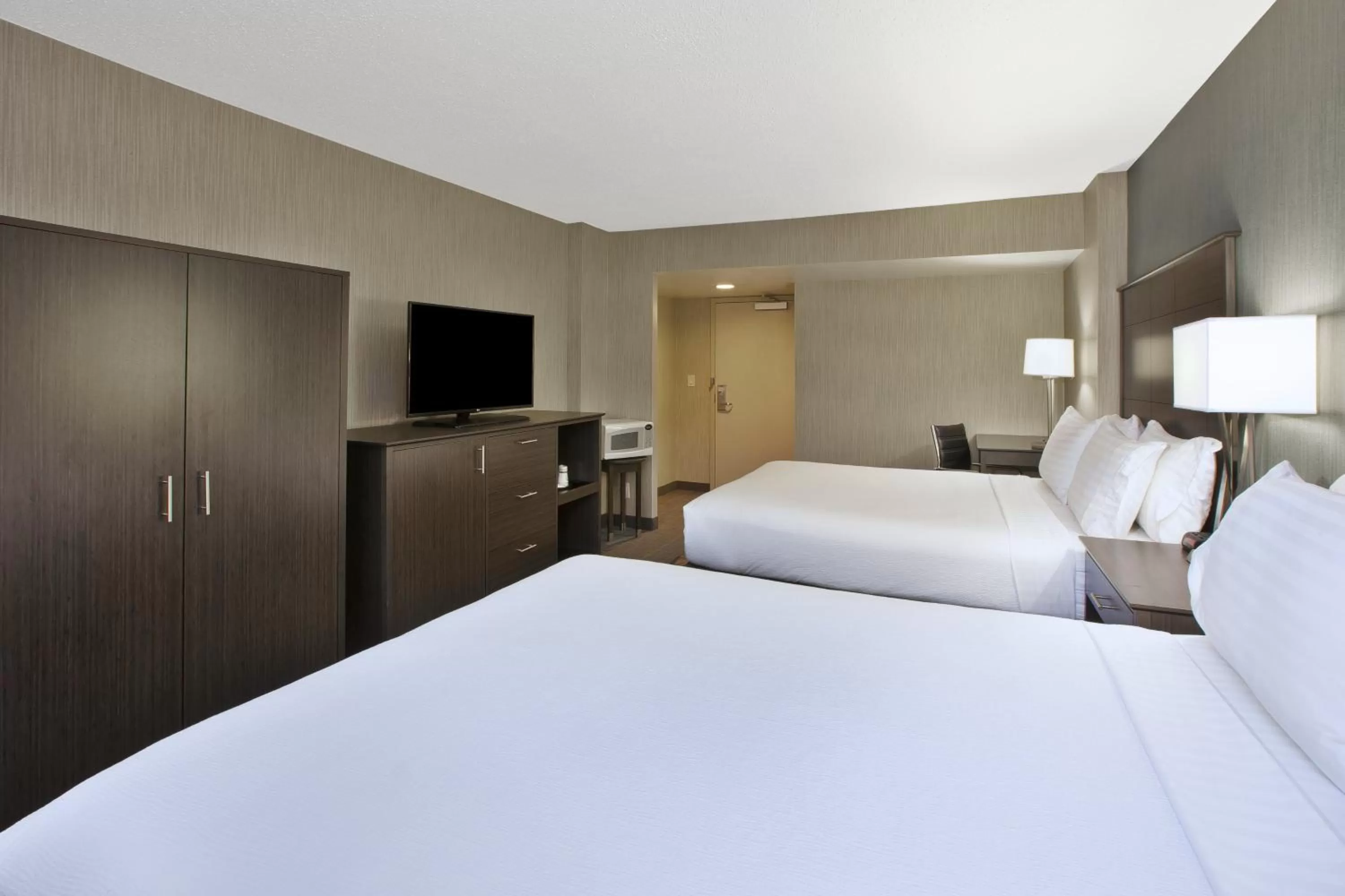 Photo of the whole room, Bed in Holiday Inn Columbus Dwtn-Capitol Square by IHG