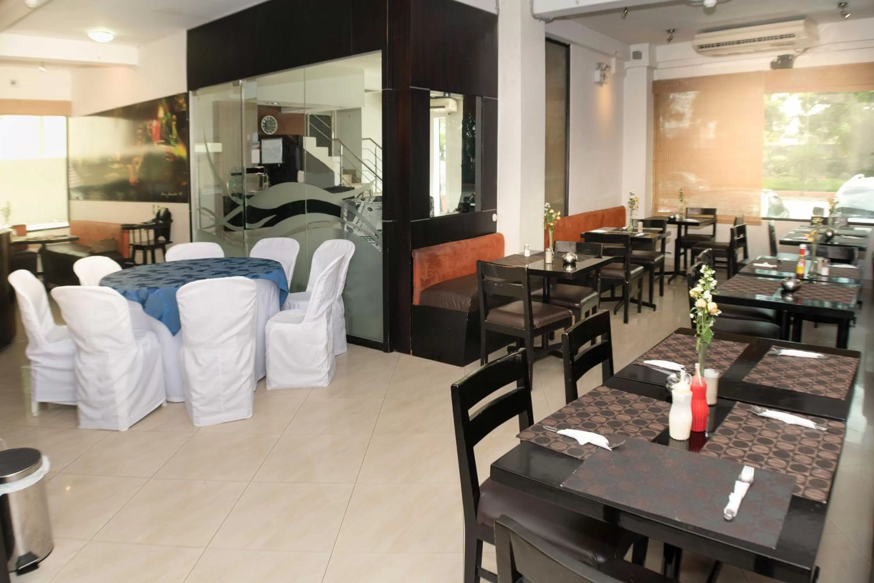 Restaurant/places to eat in Hotel Castell - Cerca Del Aeropuerto