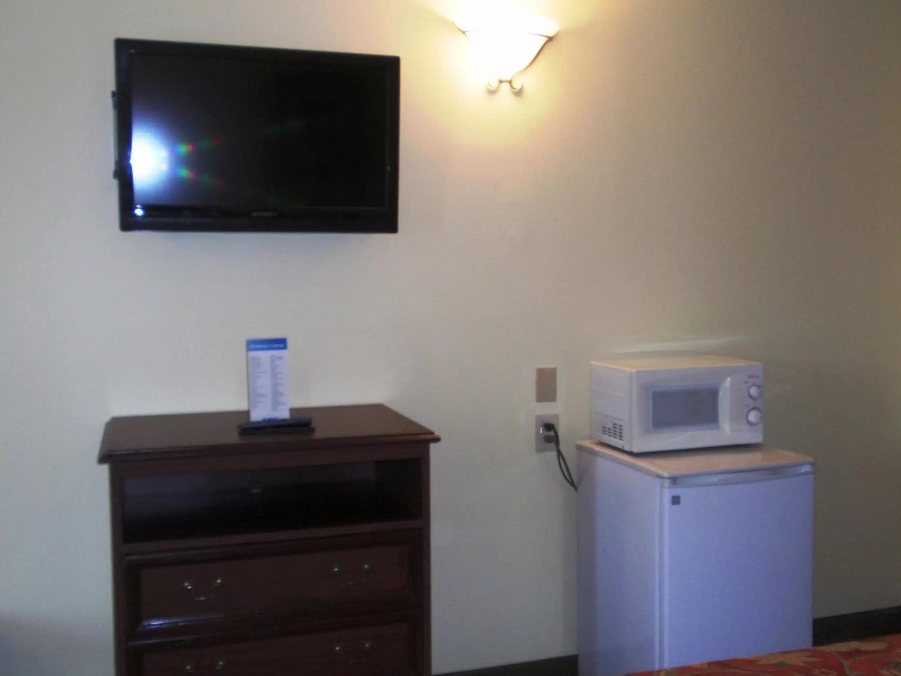 TV and multimedia, TV/Entertainment Center in Jameson Inn - Perry