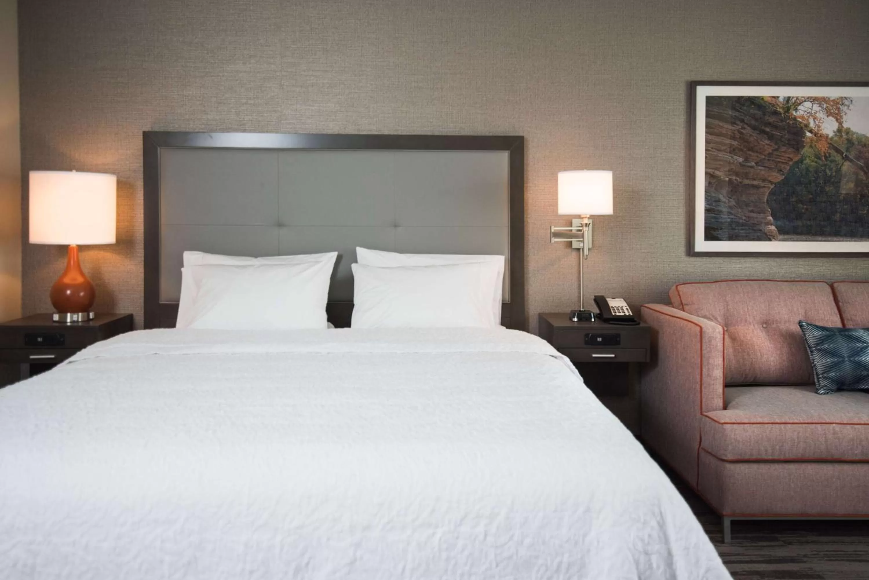 Bed in Hampton Inn and Suites at Wisconsin Dells Lake Delton