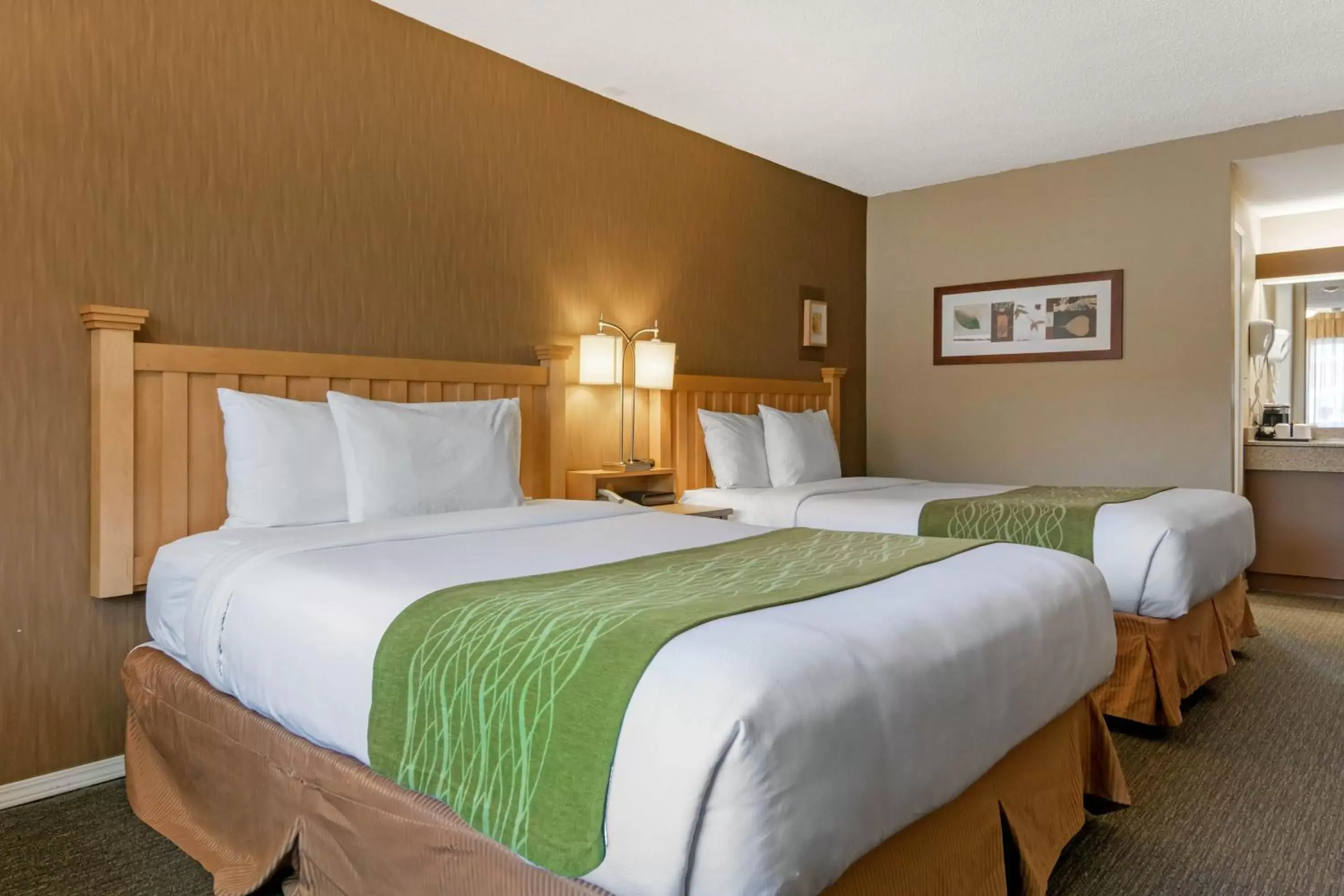 Bed in Econo Lodge Inn & Suites - North Vancouver