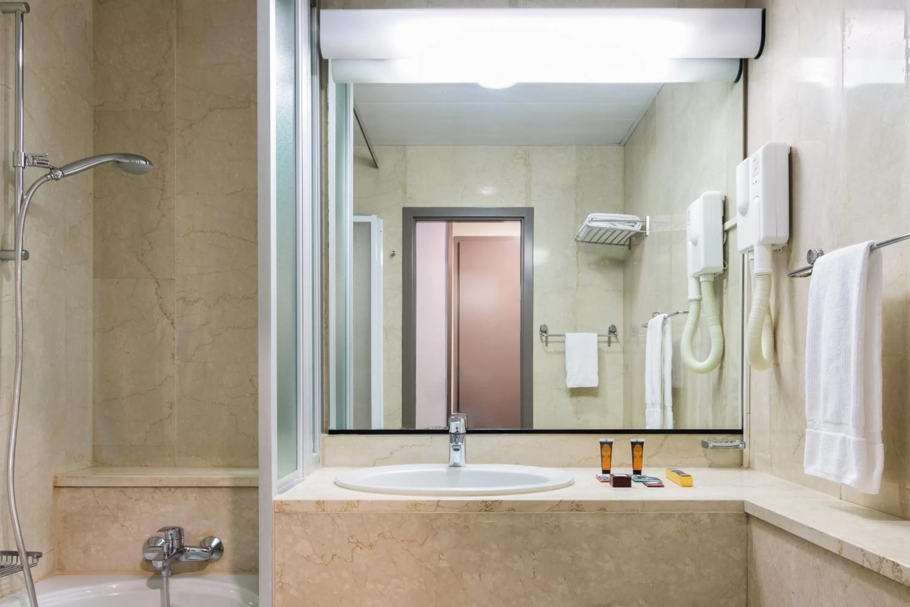 Shower in Hotel Tiziano - Gruppo Mini Hotel