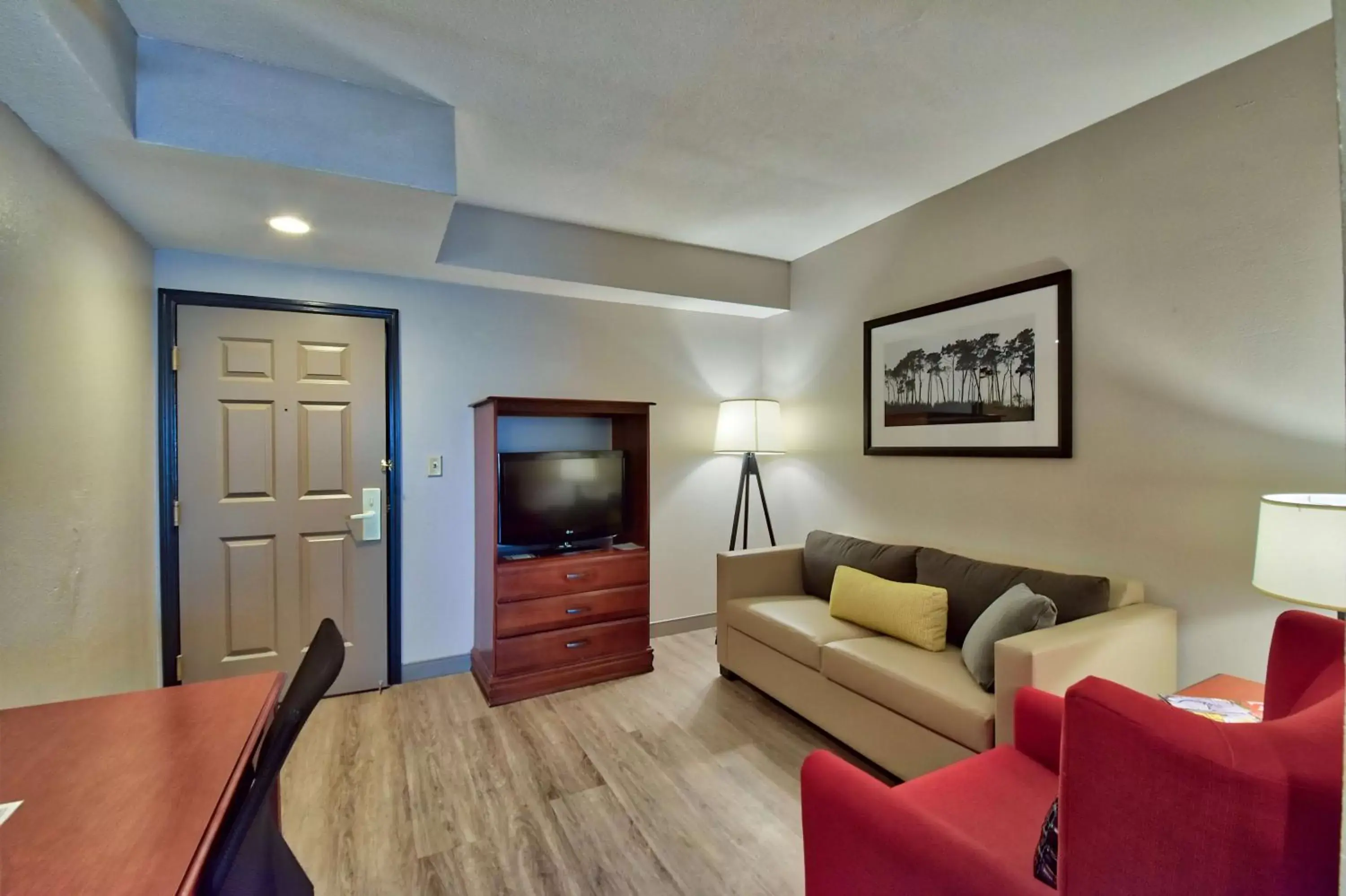 Living room, Seating Area in Country Inn & Suites by Radisson, Ocala, FL