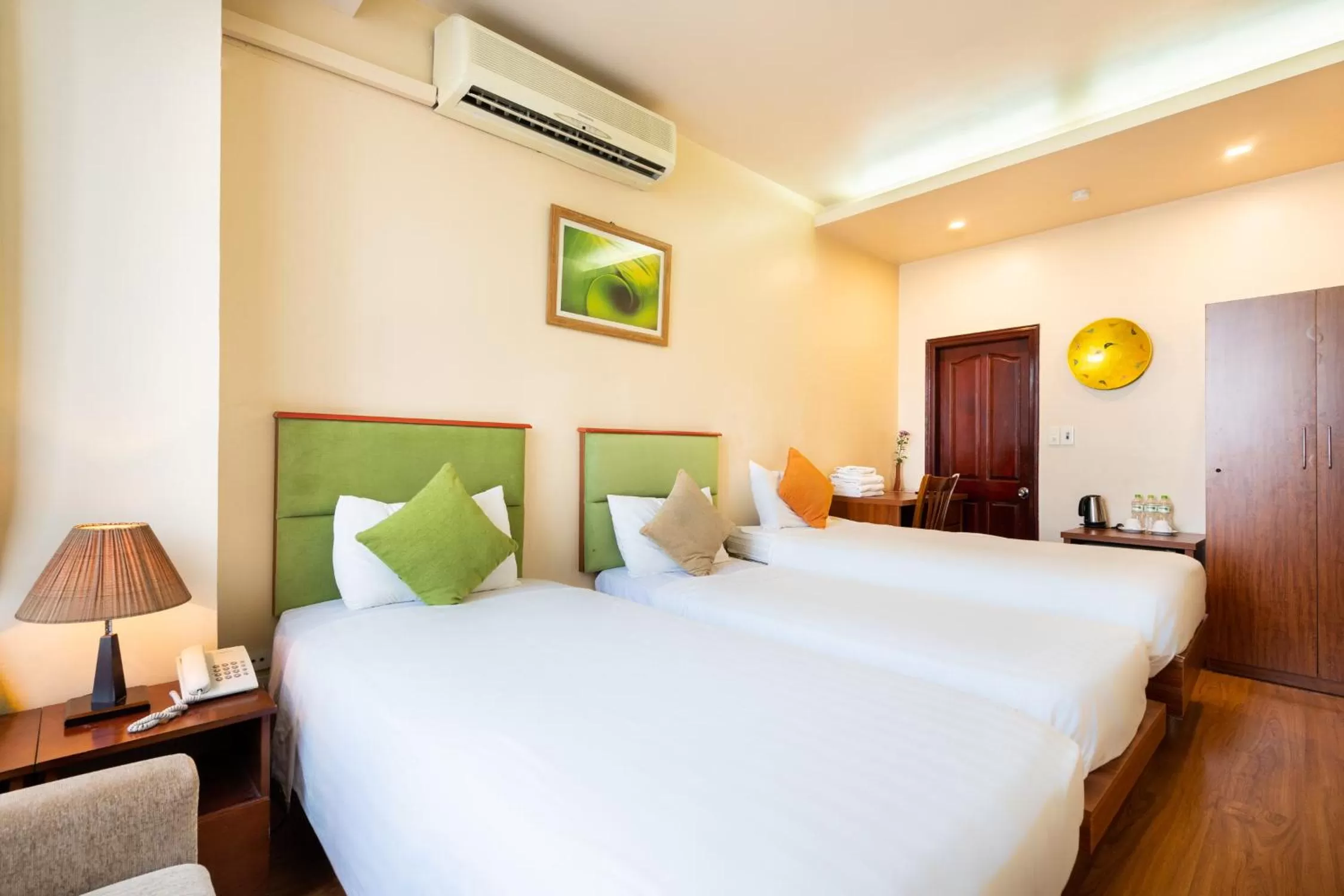 Bed in Artisan Lakeview Hotel