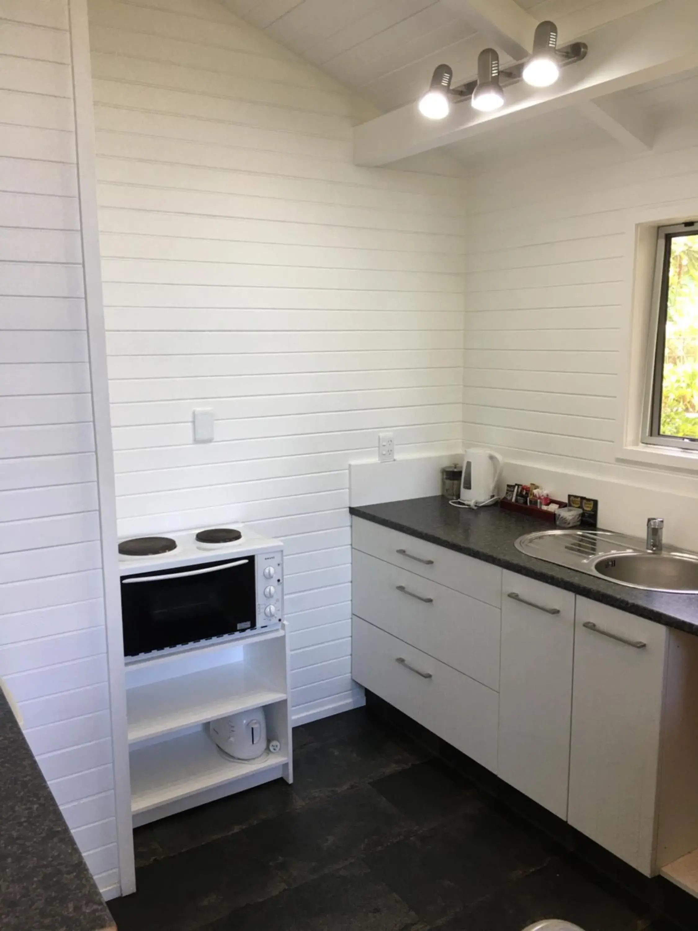 Kitchen/Kitchenette in Colonial House Motel