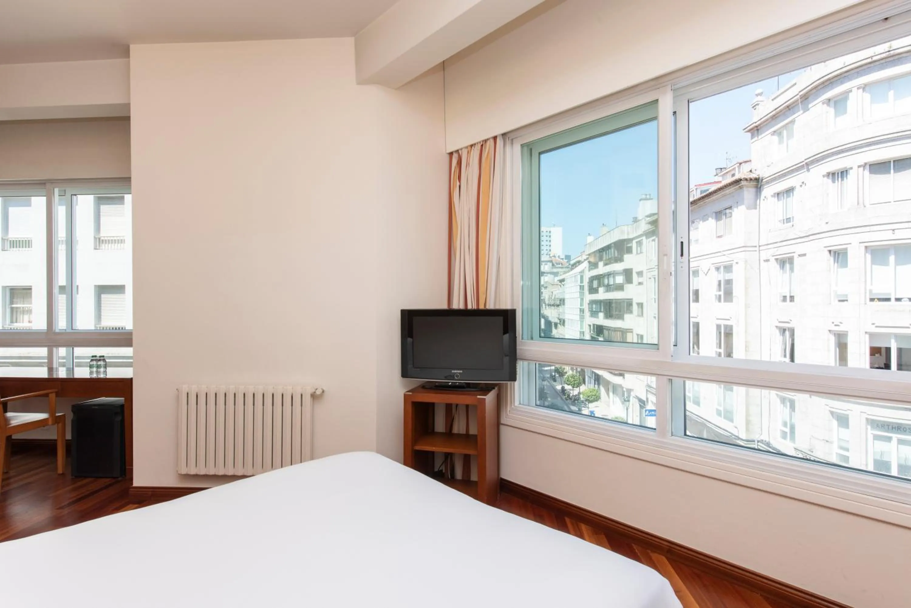 Bed, TV/Entertainment Center in Hotel America Vigo