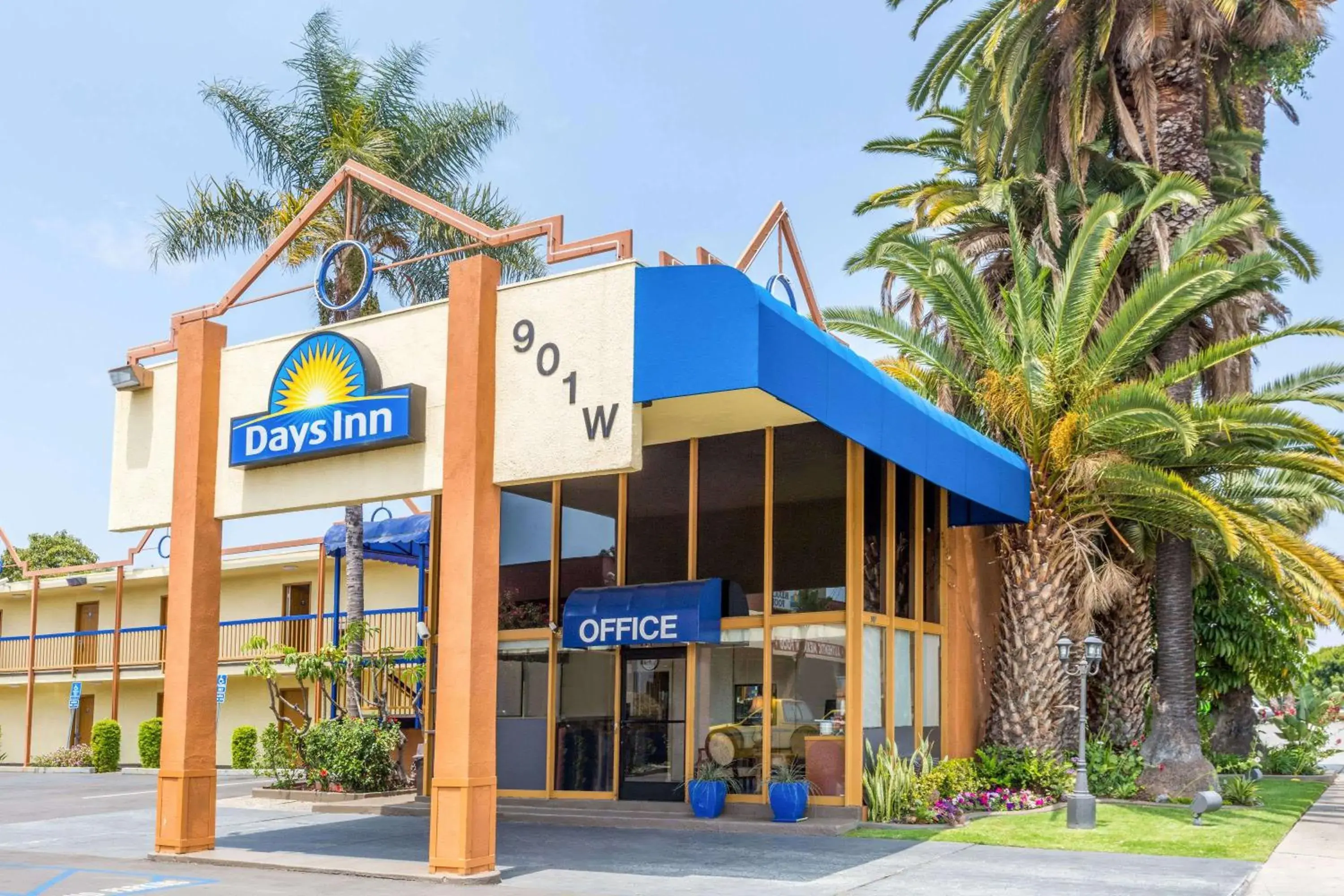Property building in Days Inn by Wyndham Los Angeles LAX/VeniceBch/Marina DelRay