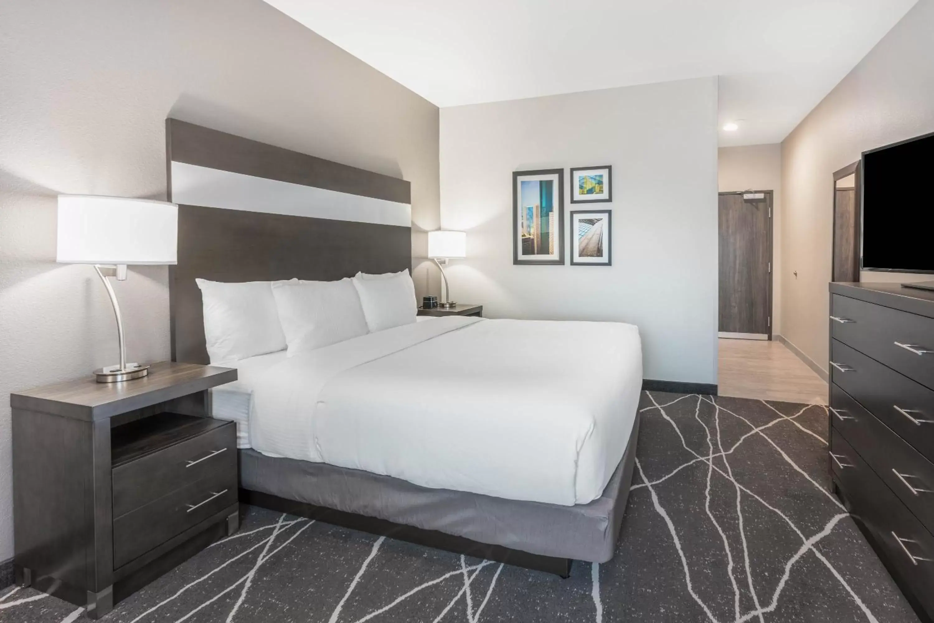 Bed in La Quinta Inn and Suites by Wyndham Houston Spring South