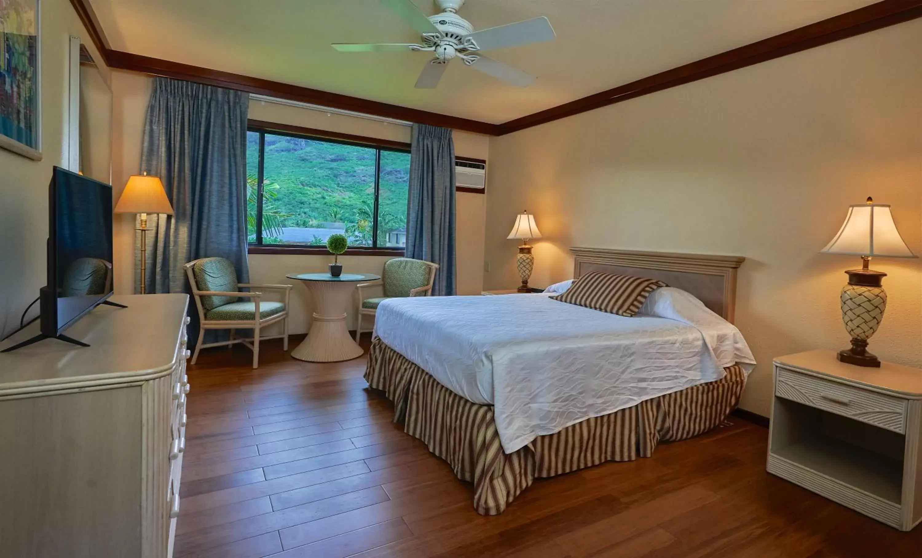 Bed in The Kauai Inn