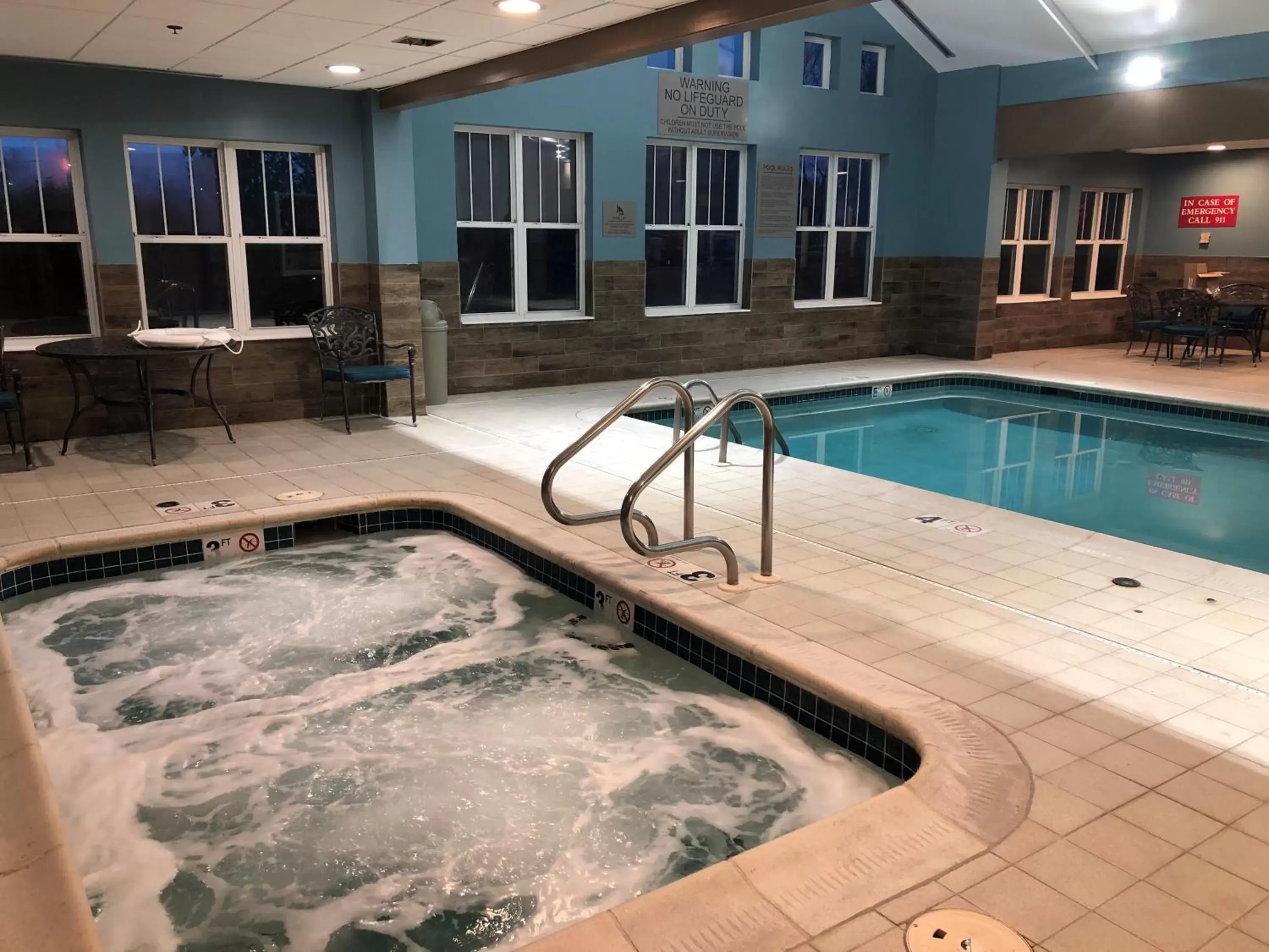 Hot Tub, Swimming Pool in Country Inn & Suites by Radisson, Gettysburg, PA