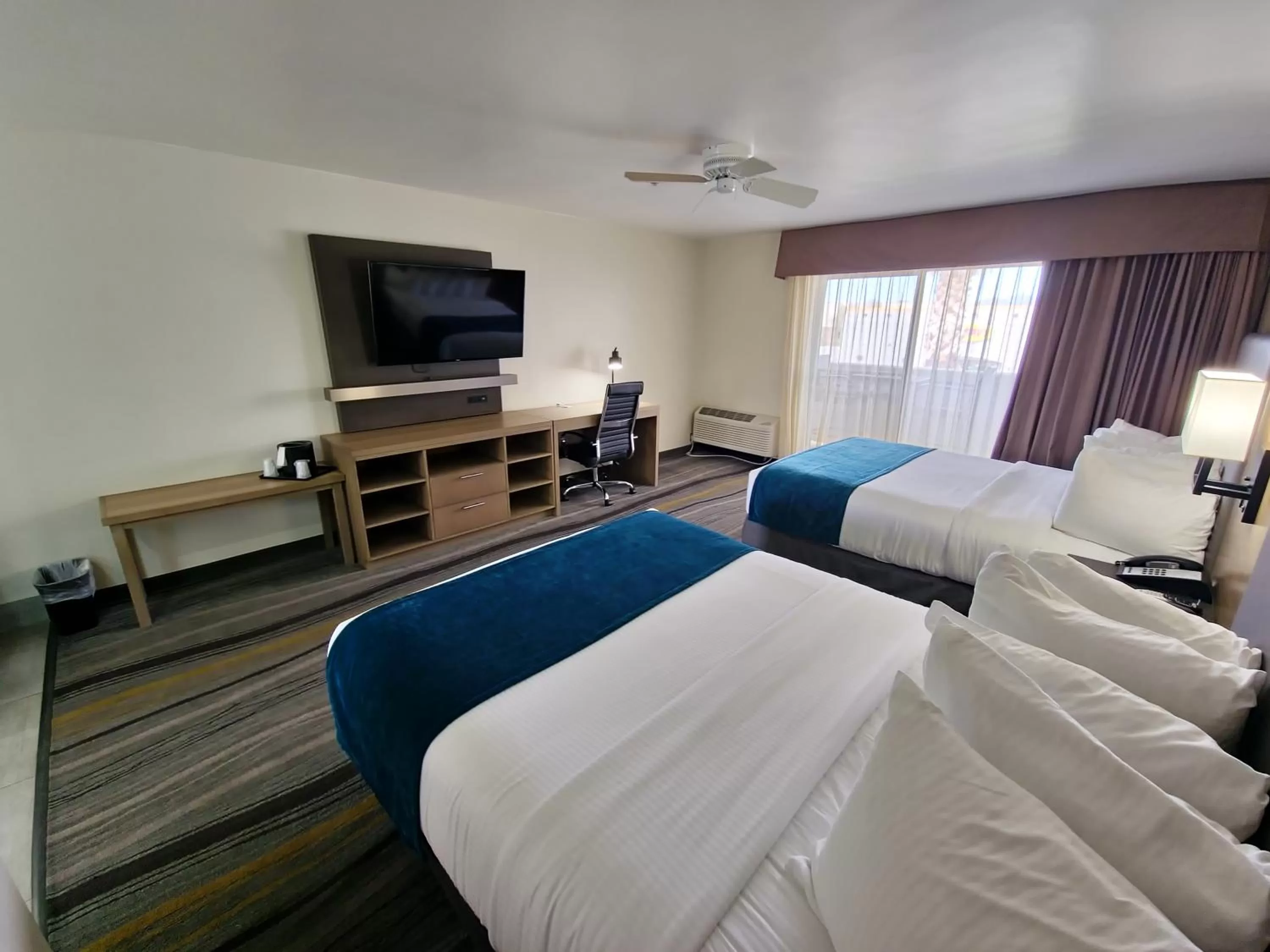 Communal lounge/ TV room, Bed in Los Viajeros Inn