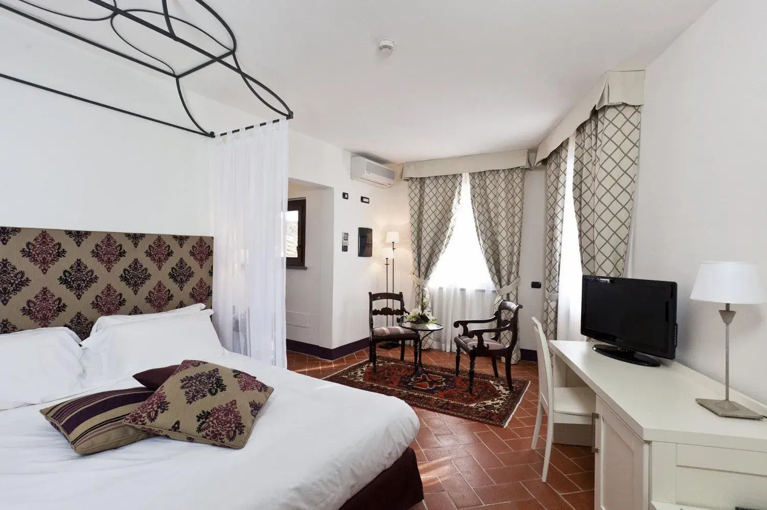 Bed, TV/Entertainment Center in Hotel San Miniato