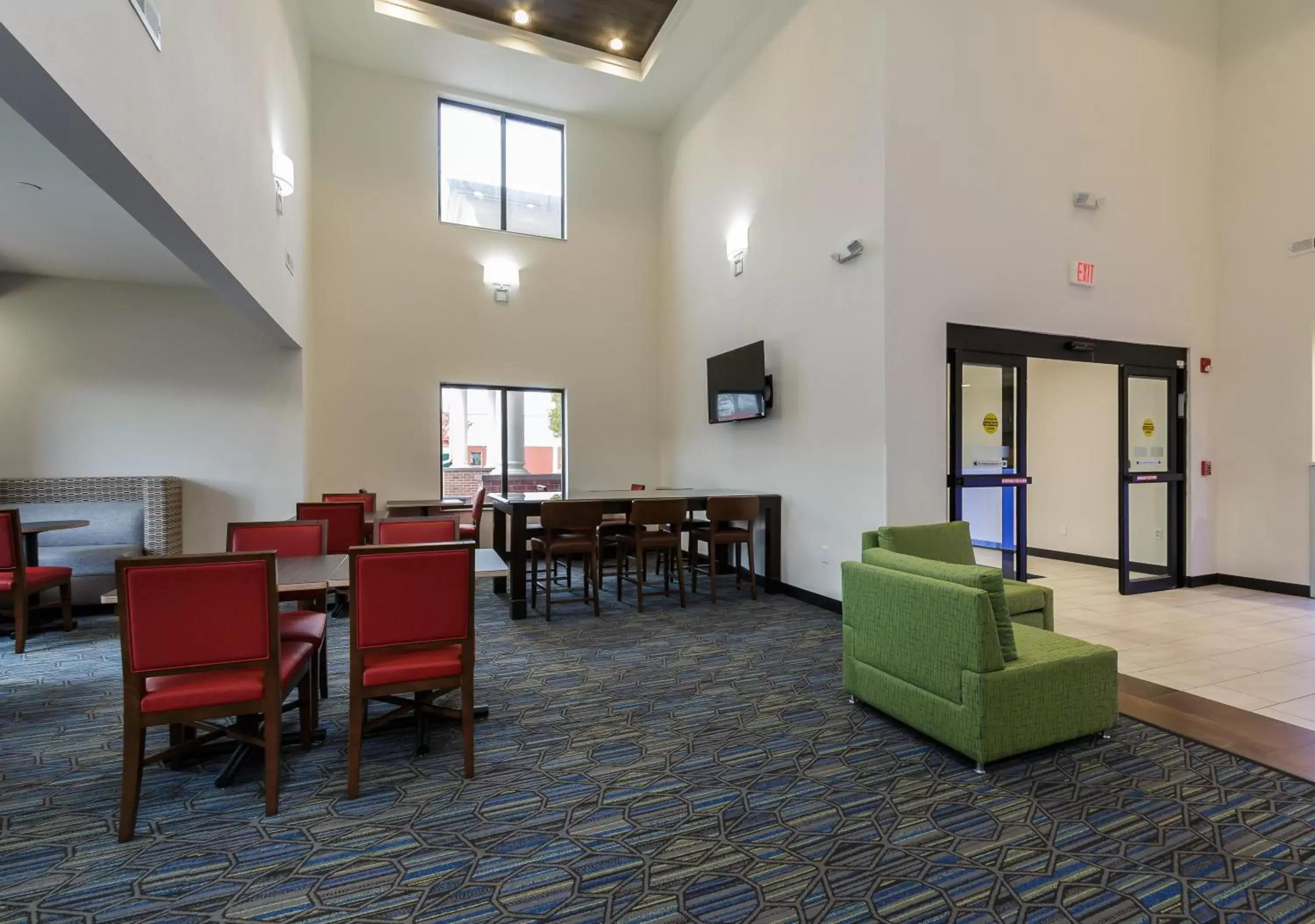 Lobby or reception in Holiday Inn Express & Suites - South Bend - Notre Dame Univ.