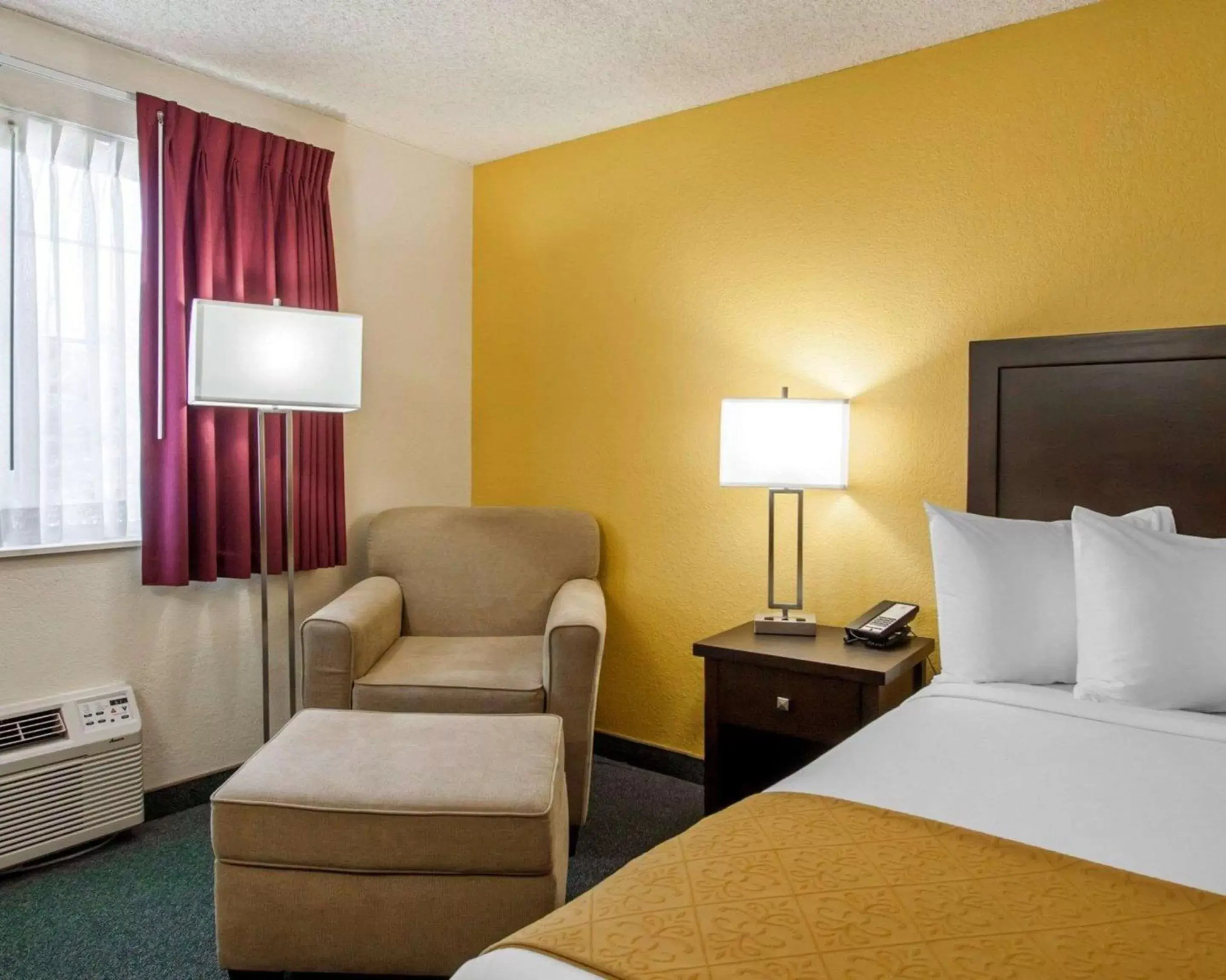 Photo of the whole room, Bed in Quality Inn & Suites Springfield