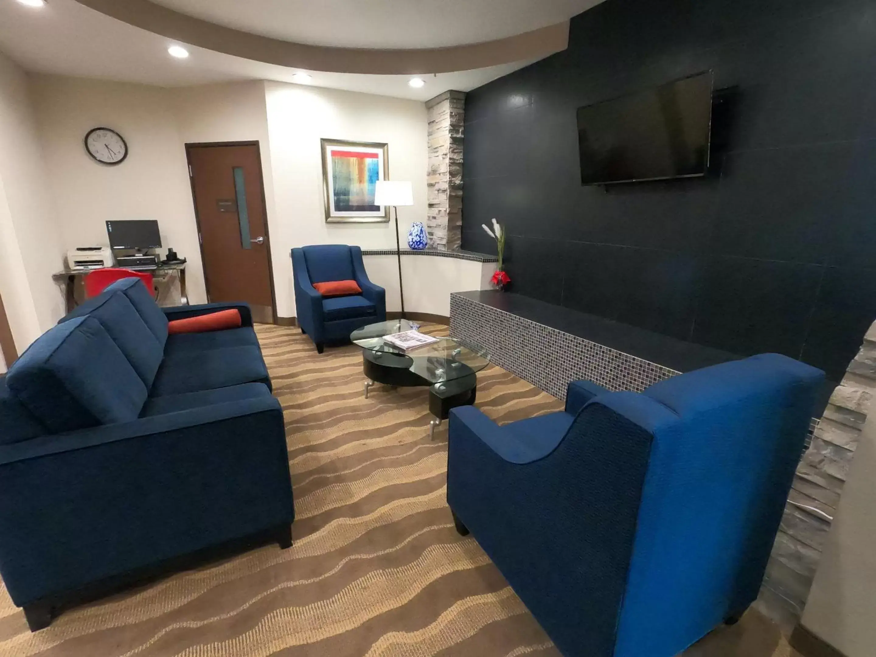 Lobby or reception, Seating Area in HomeTowne Studios & Suites Washington