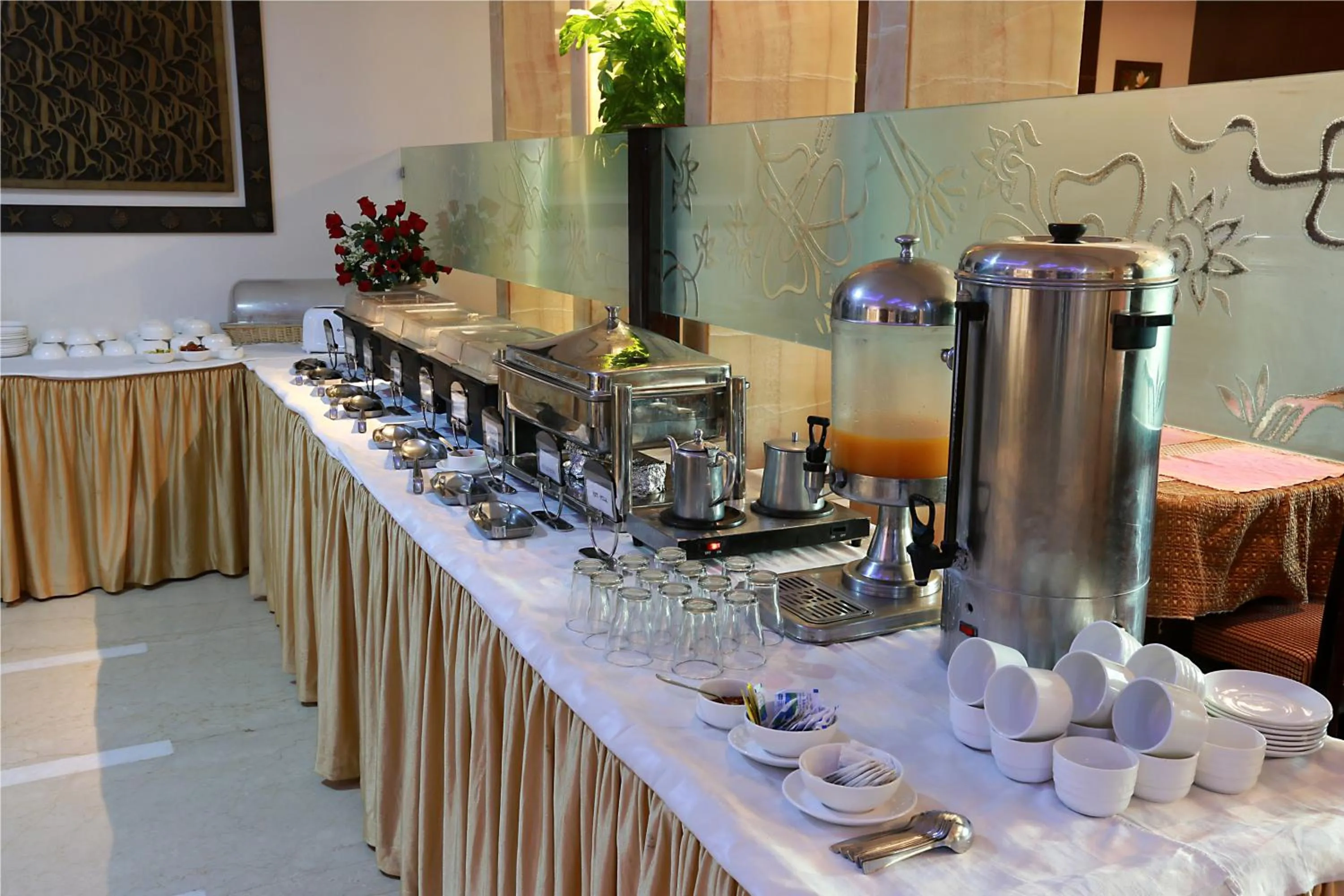 Restaurant/places to eat in Hotel Airport Residency