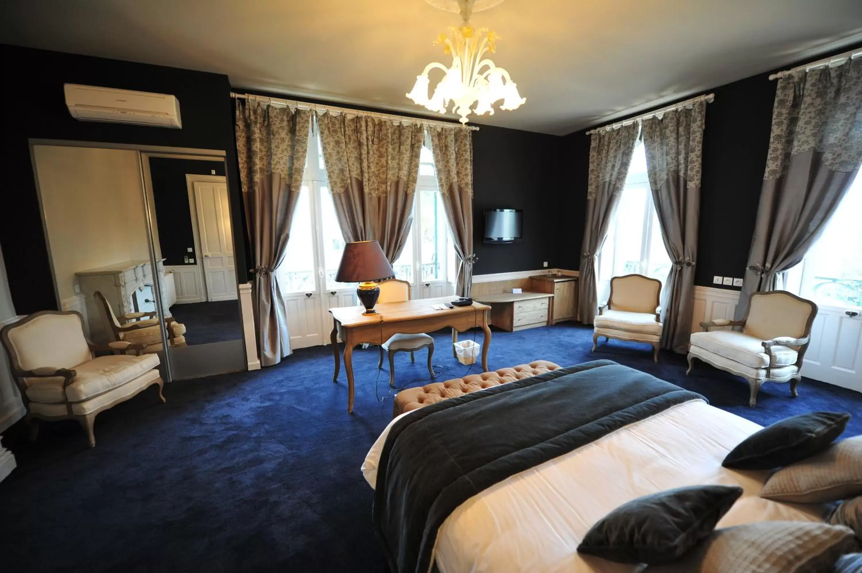 Bedroom in Chateau du Clos de la Ribaudiere